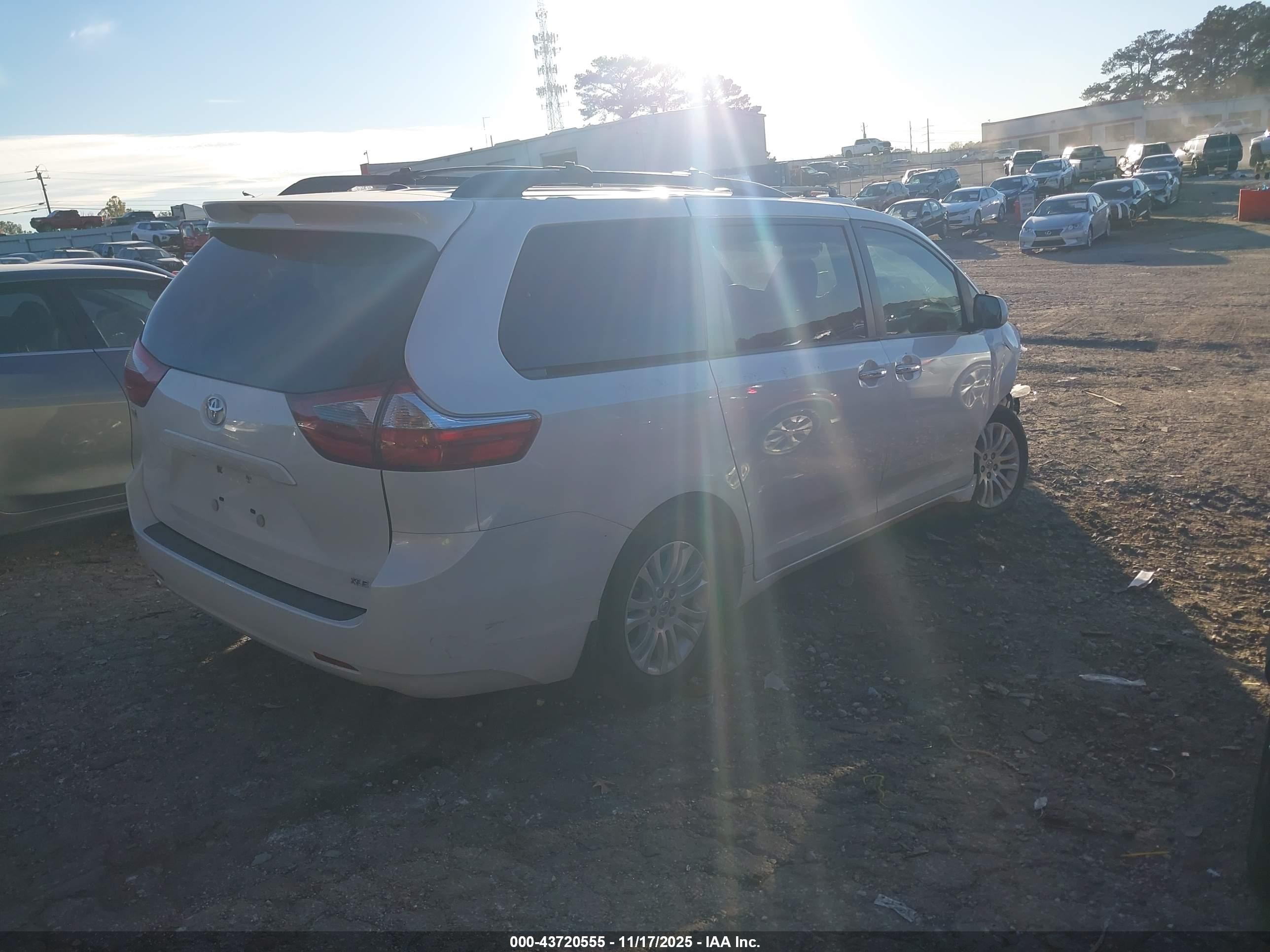 TOYOTA SIENNA image 4