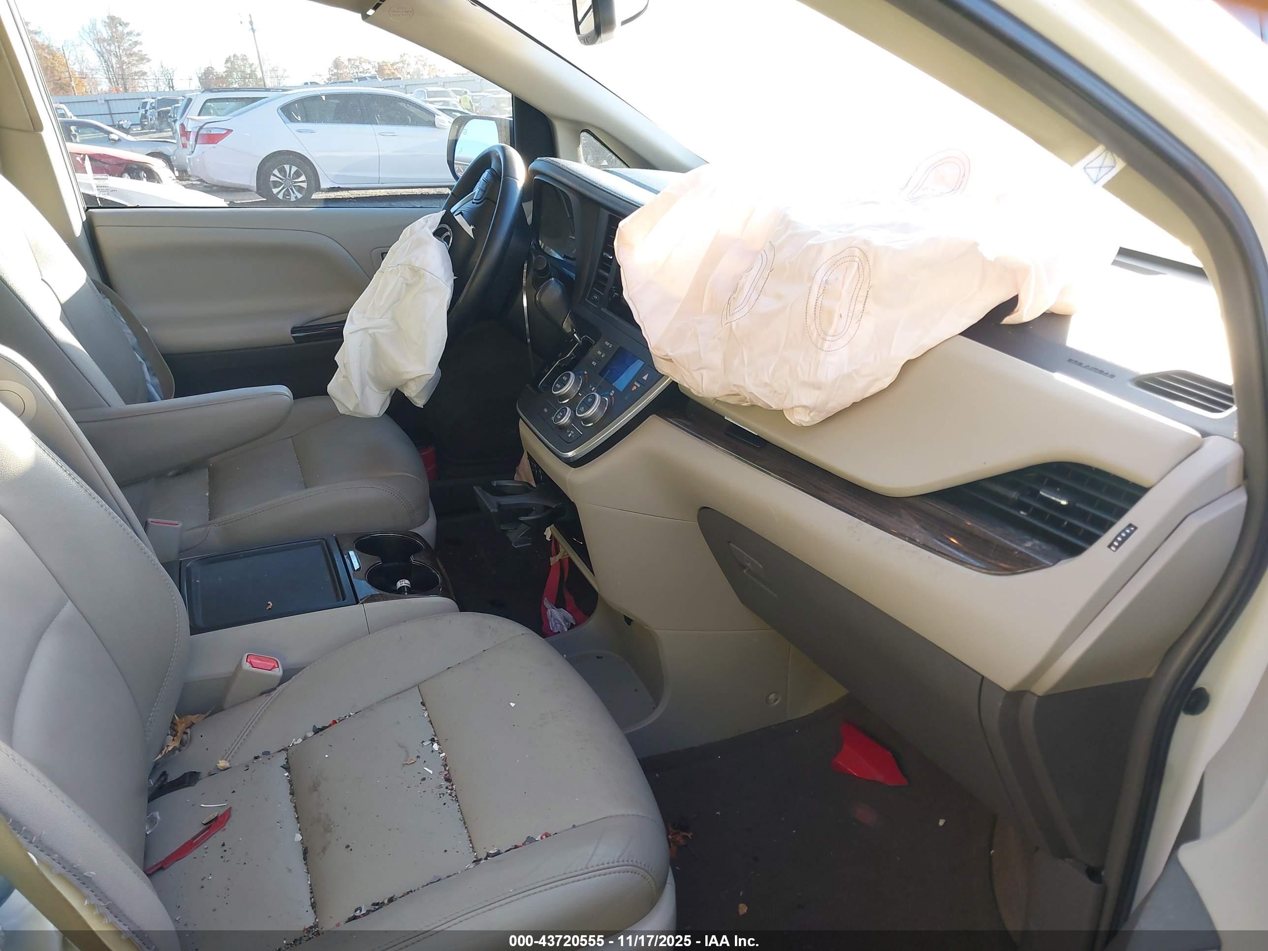 TOYOTA SIENNA image 5