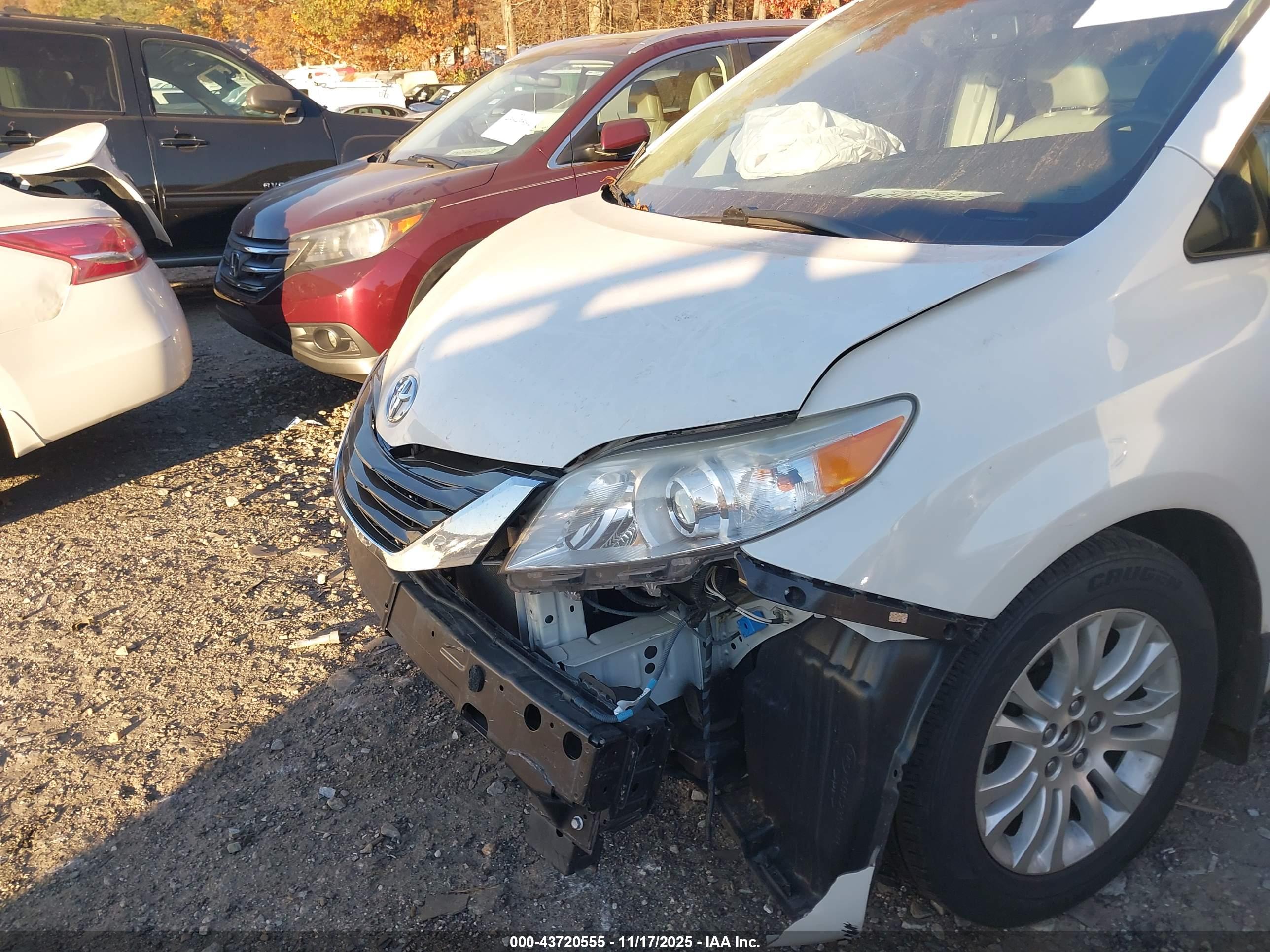 TOYOTA SIENNA image 6