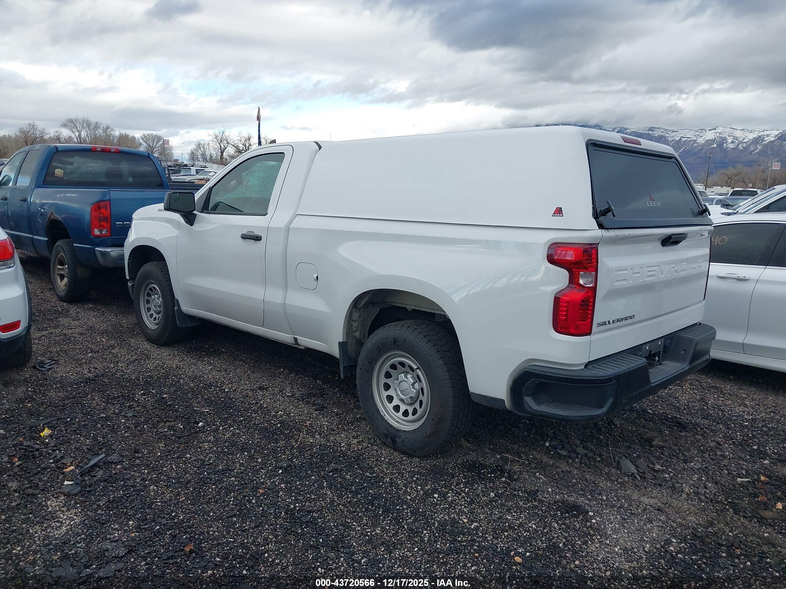 CHEVROLET SILVERADO image 3