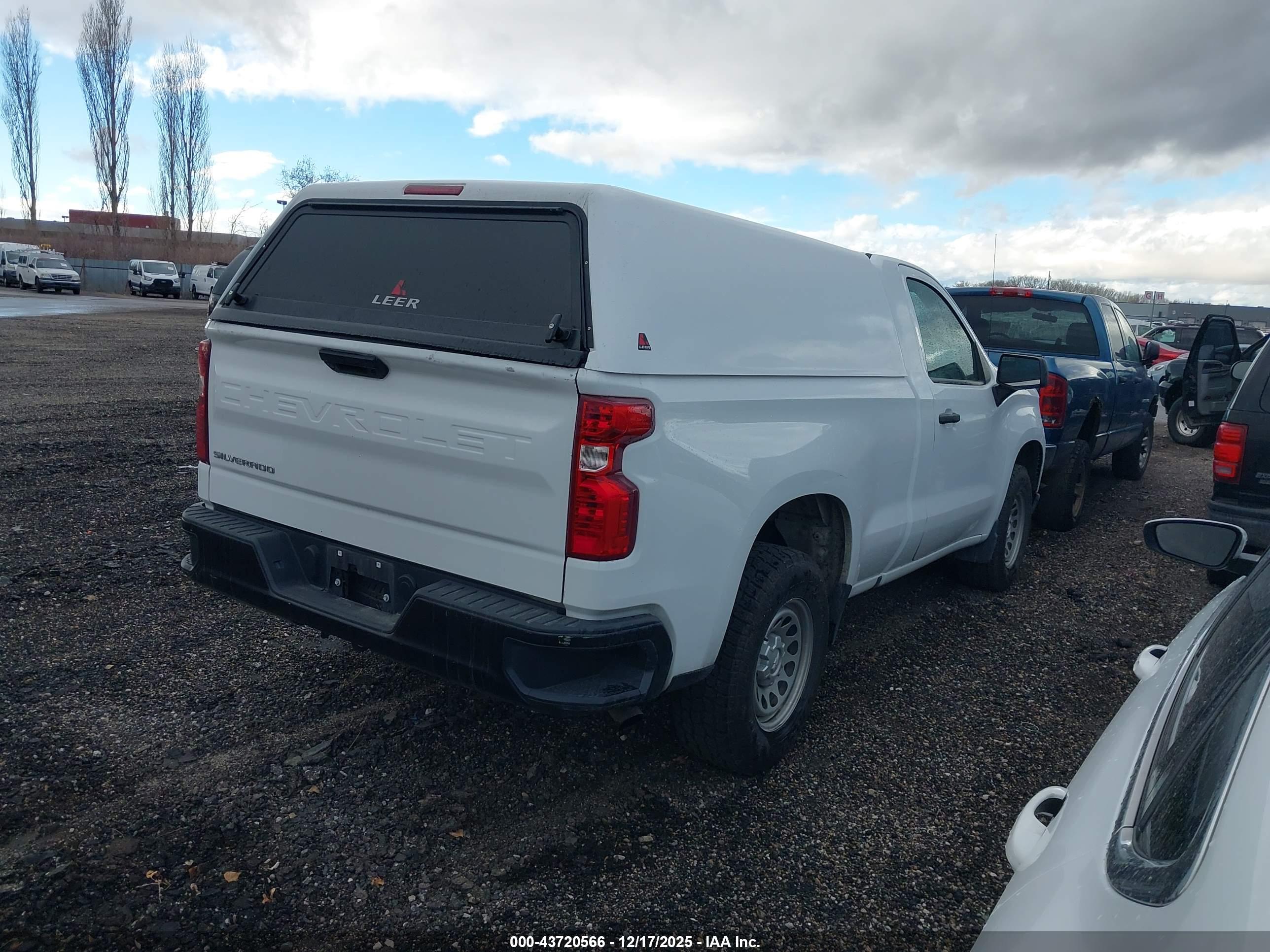 CHEVROLET SILVERADO image 4