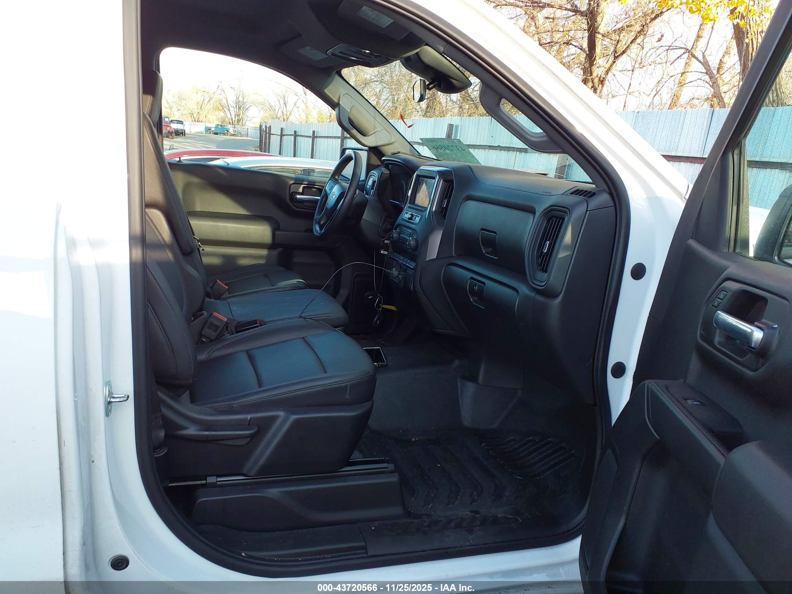 CHEVROLET SILVERADO image 5