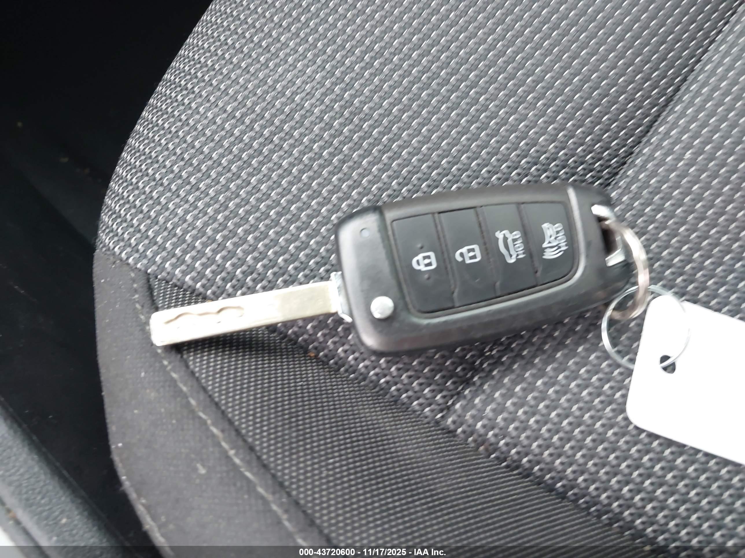 HYUNDAI ACCENT image 11