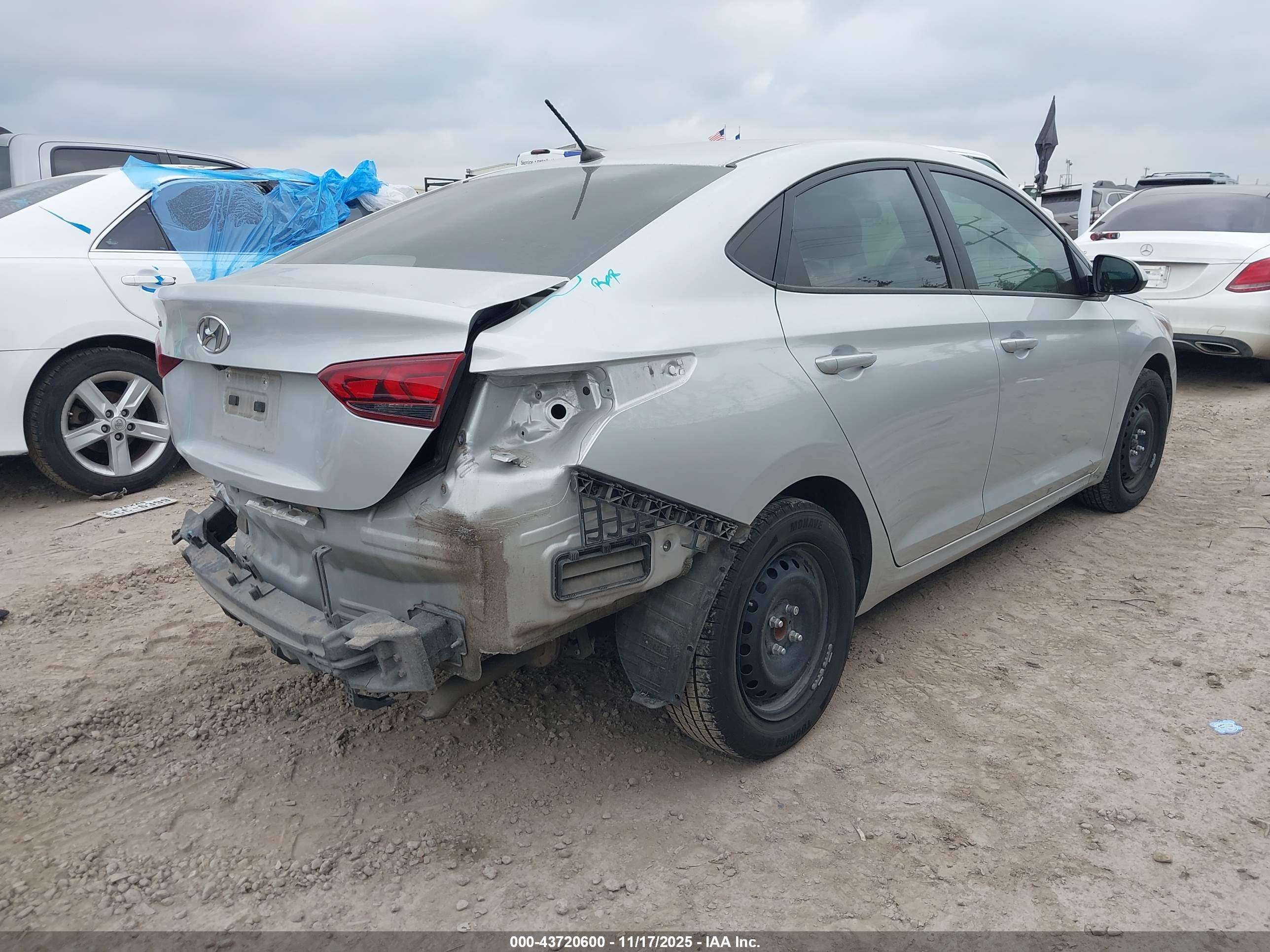 HYUNDAI ACCENT image 4