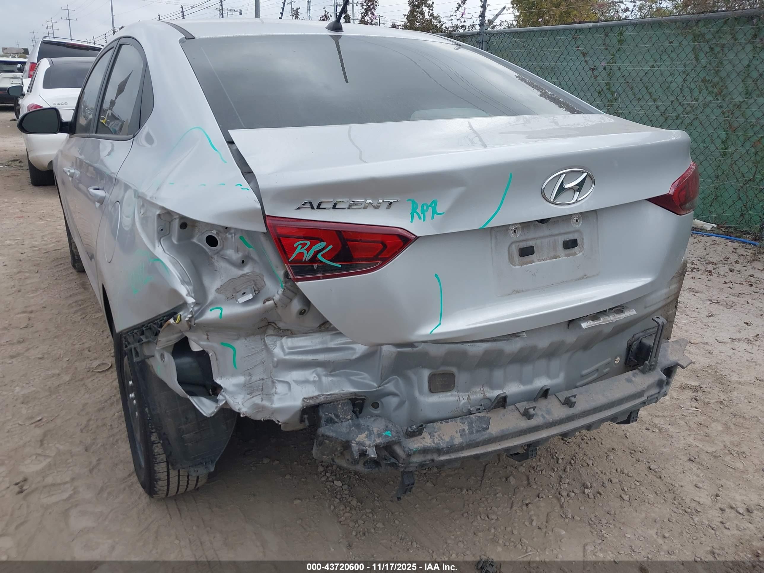 HYUNDAI ACCENT image 6