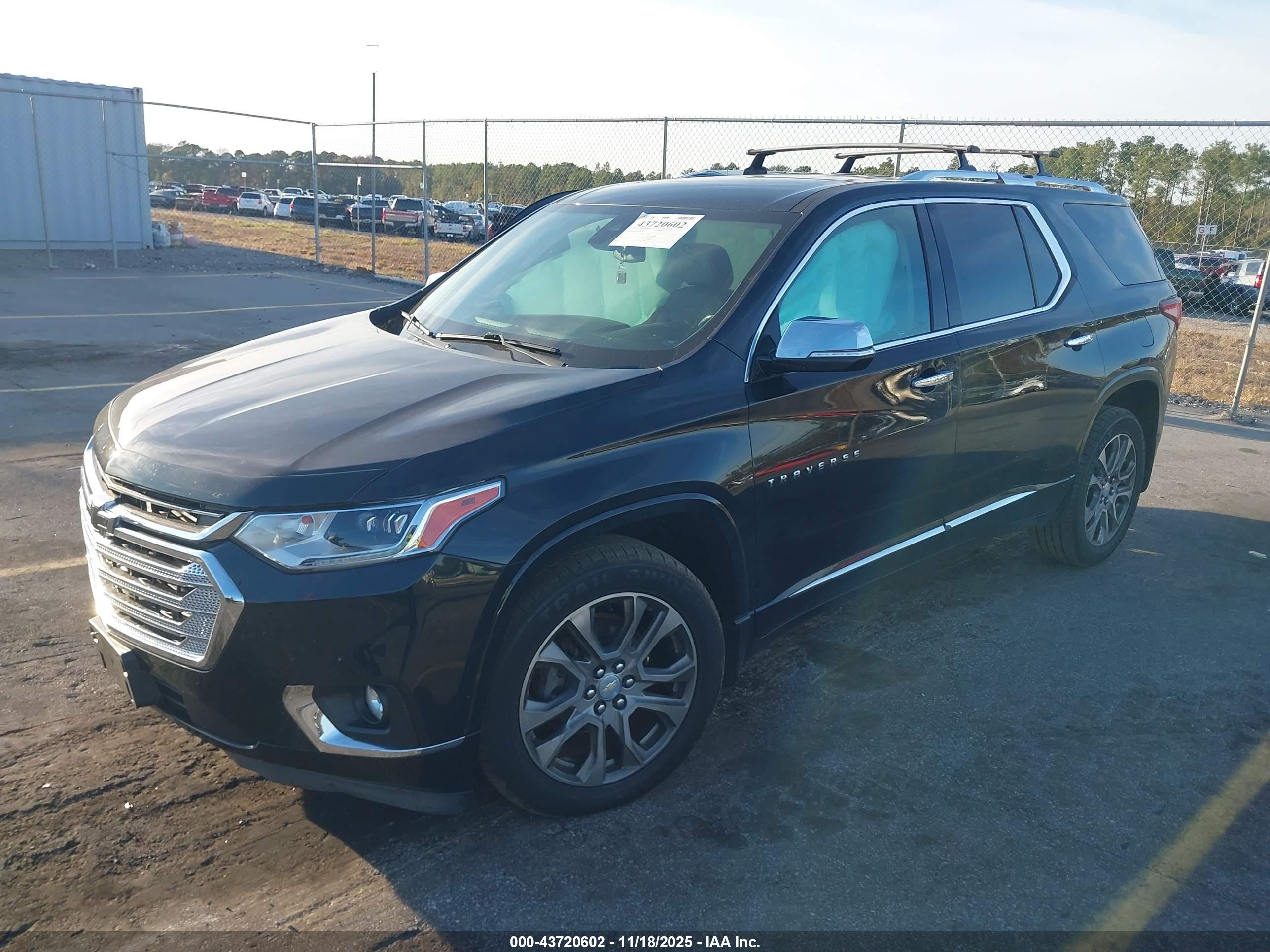 CHEVROLET TRAVERSE image 2