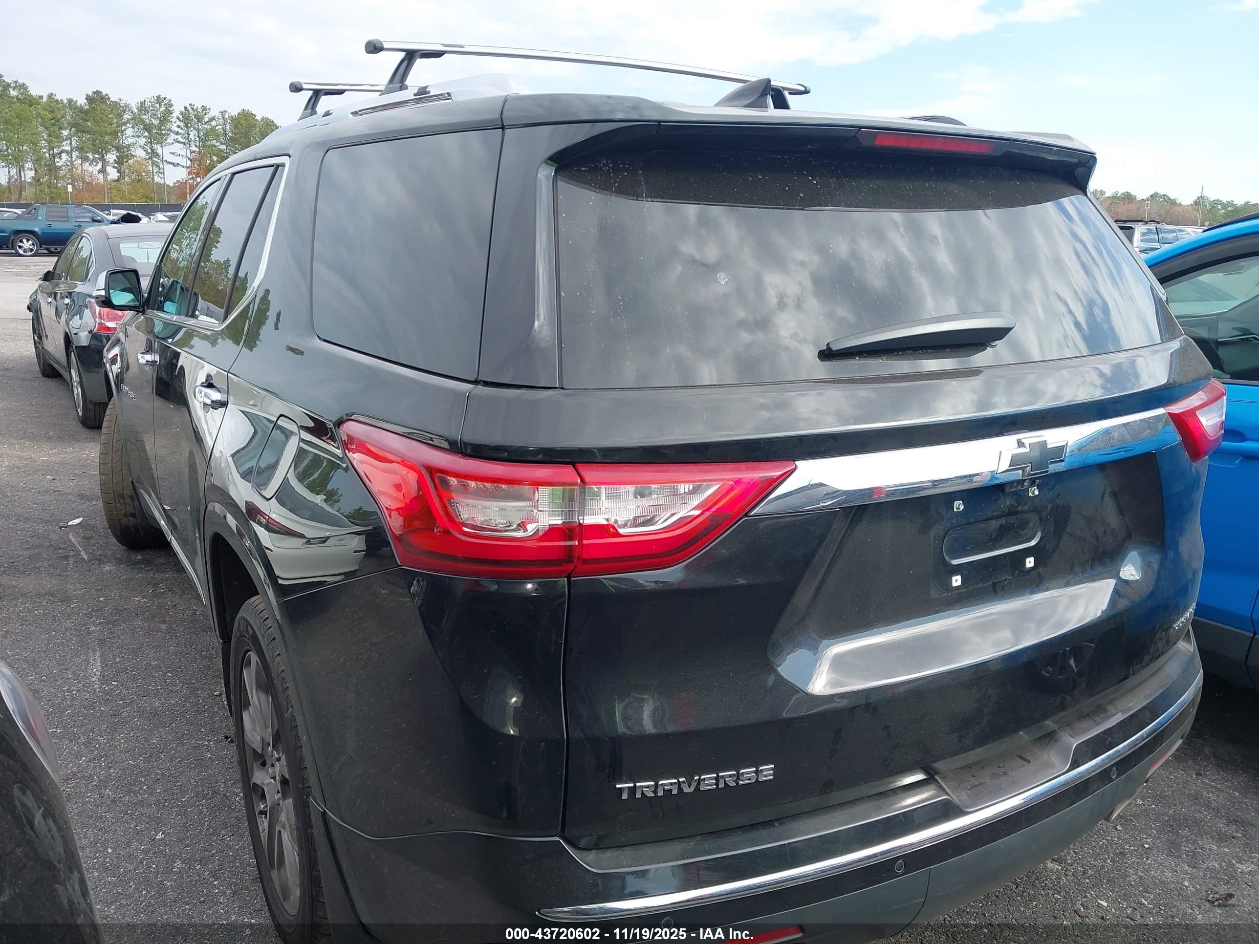 CHEVROLET TRAVERSE image 3