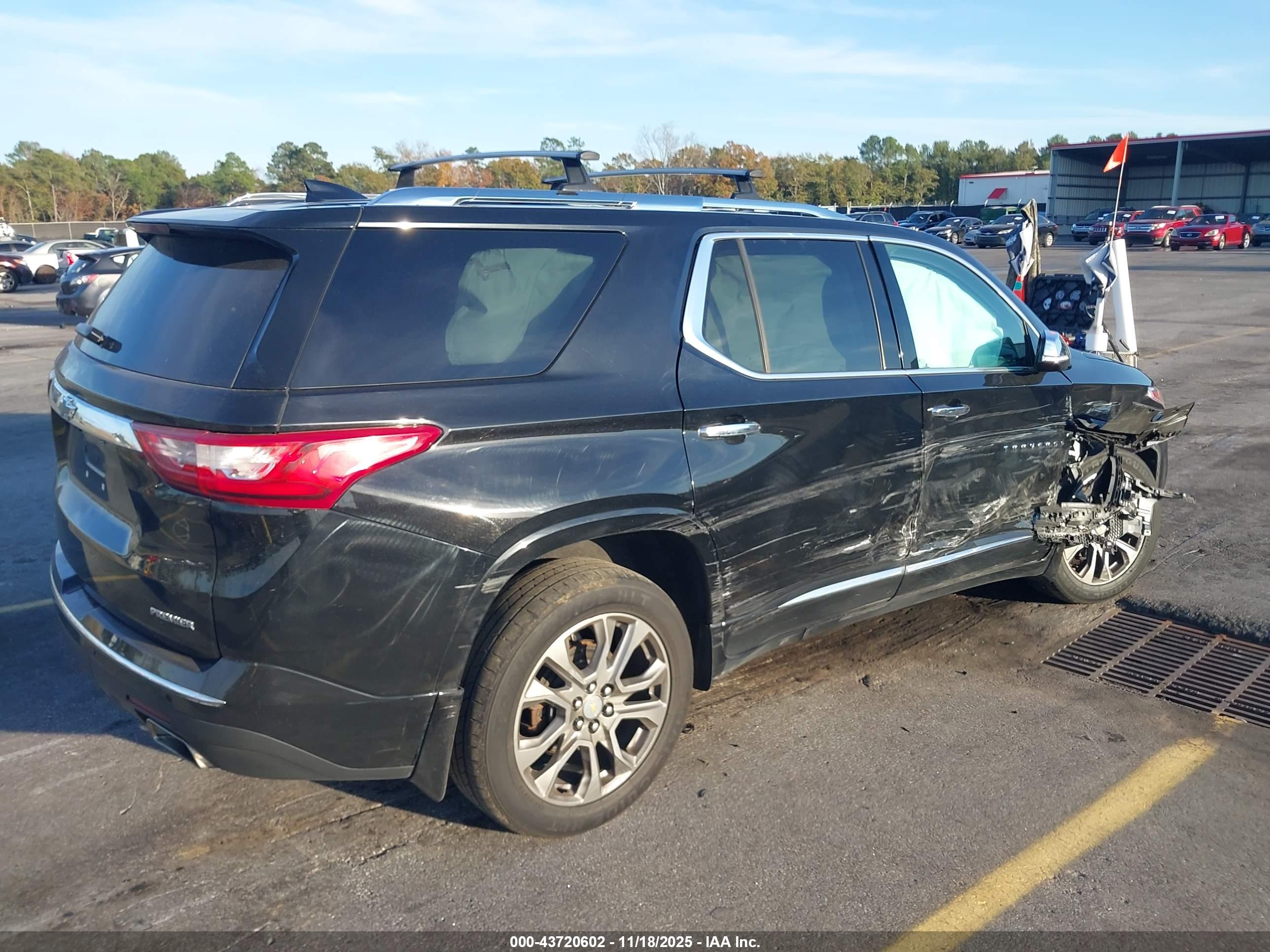 CHEVROLET TRAVERSE image 4