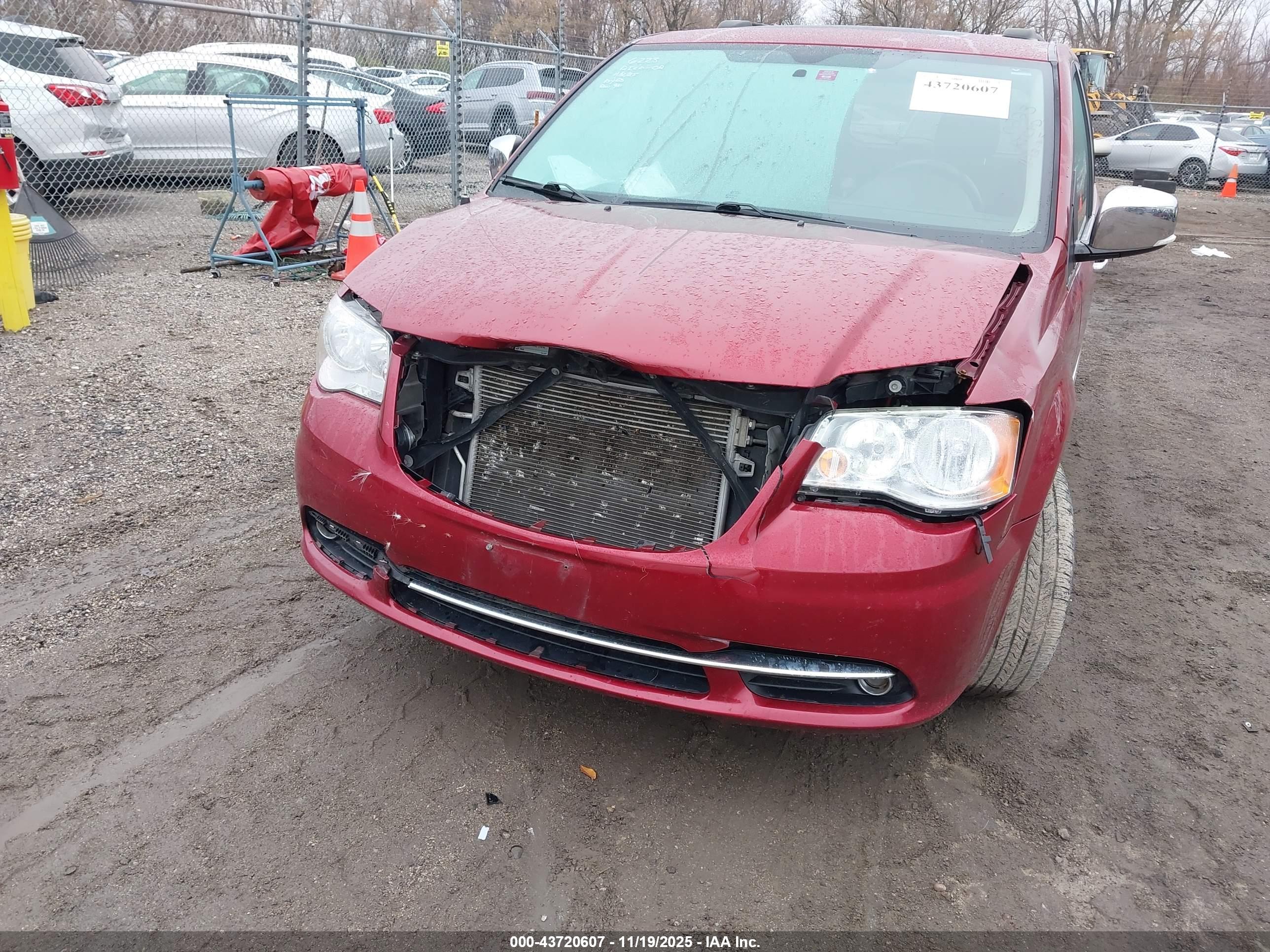 CHRYSLER TOWN image 6