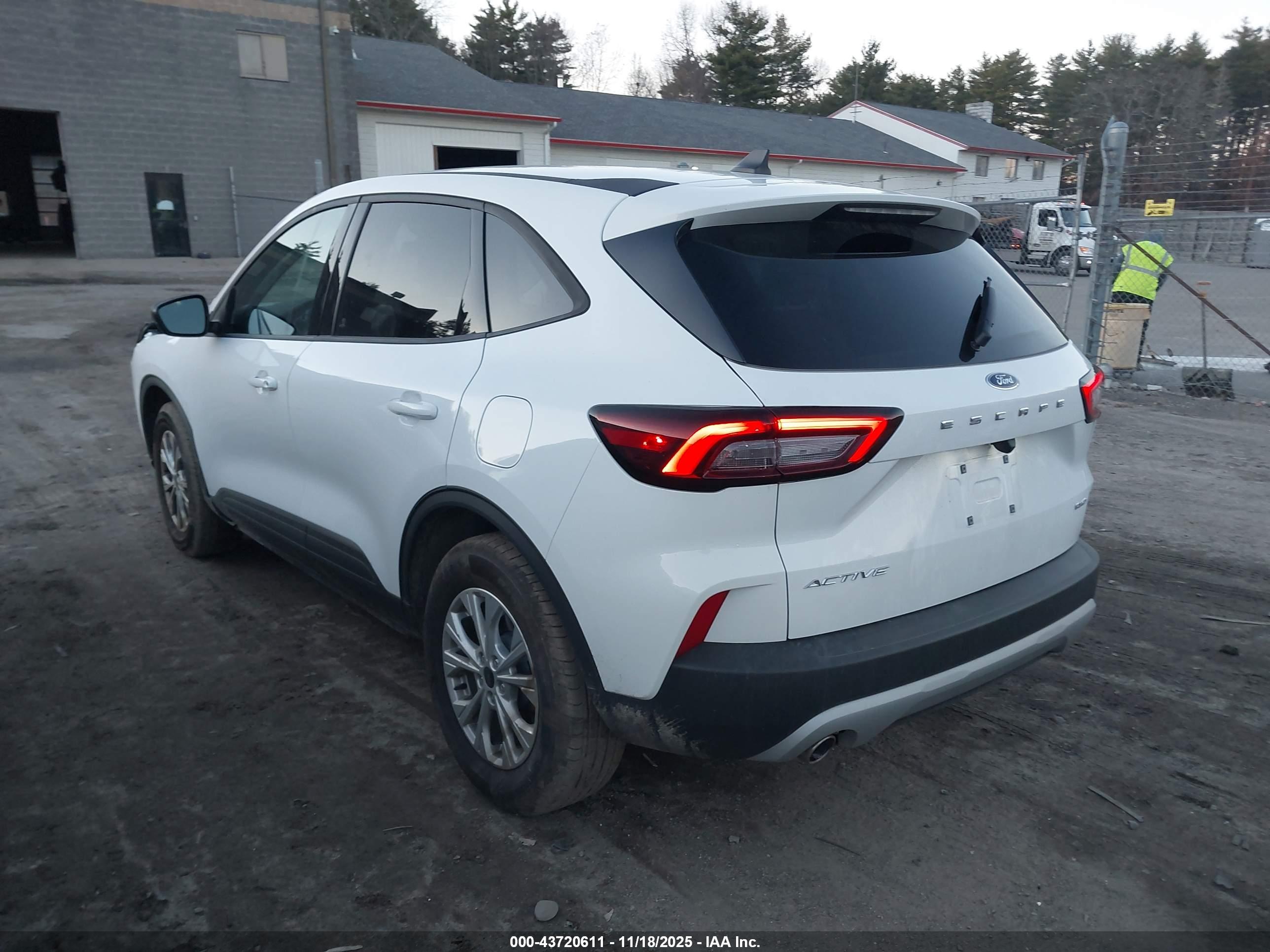 FORD ESCAPE image 3