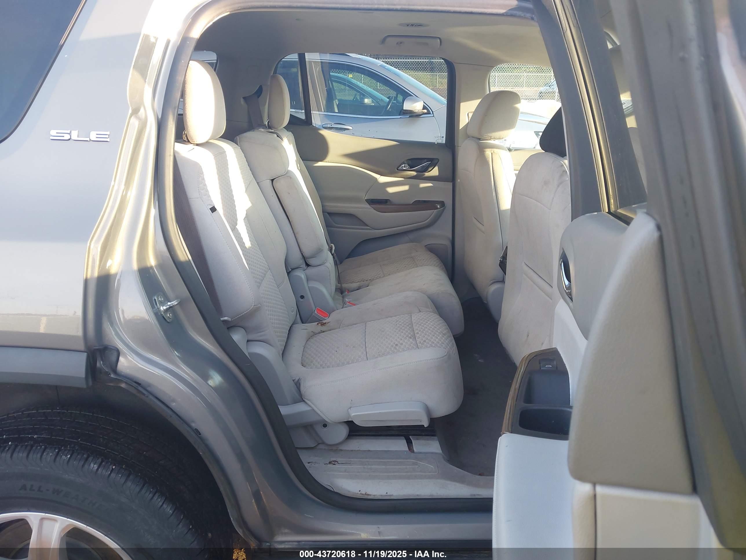 GMC ACADIA image 8