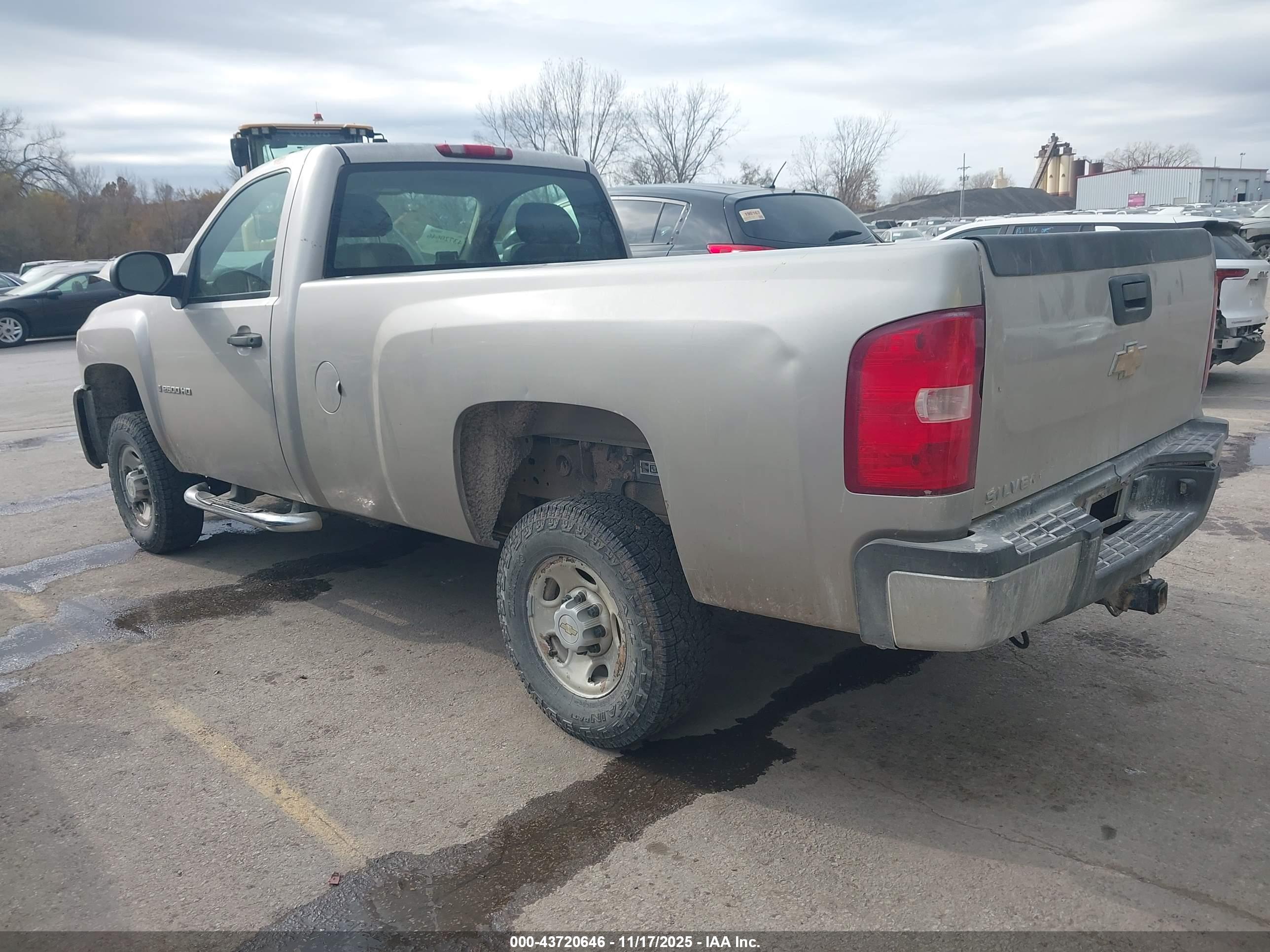 CHEVROLET SILVERADO image 3