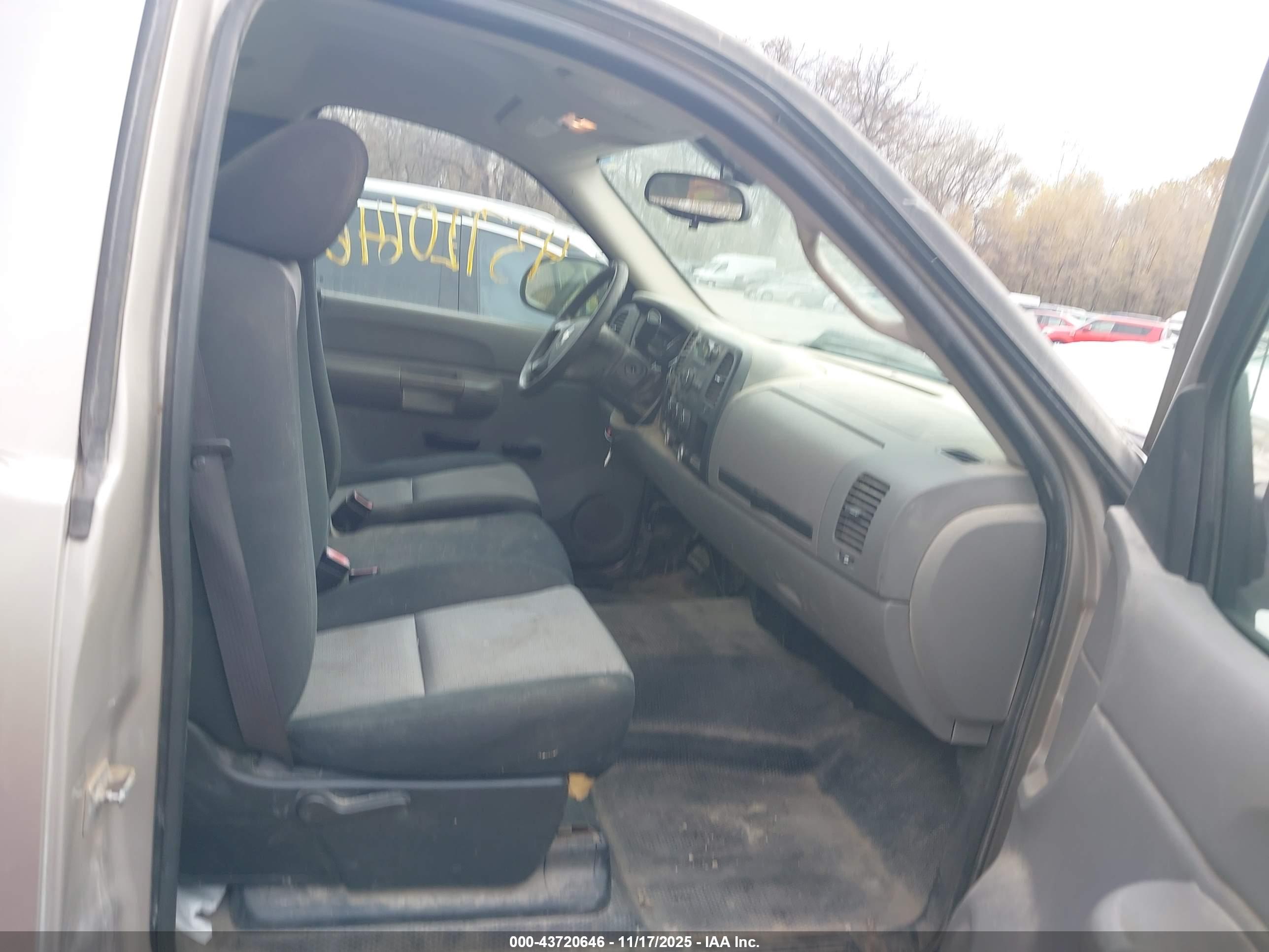 CHEVROLET SILVERADO image 5