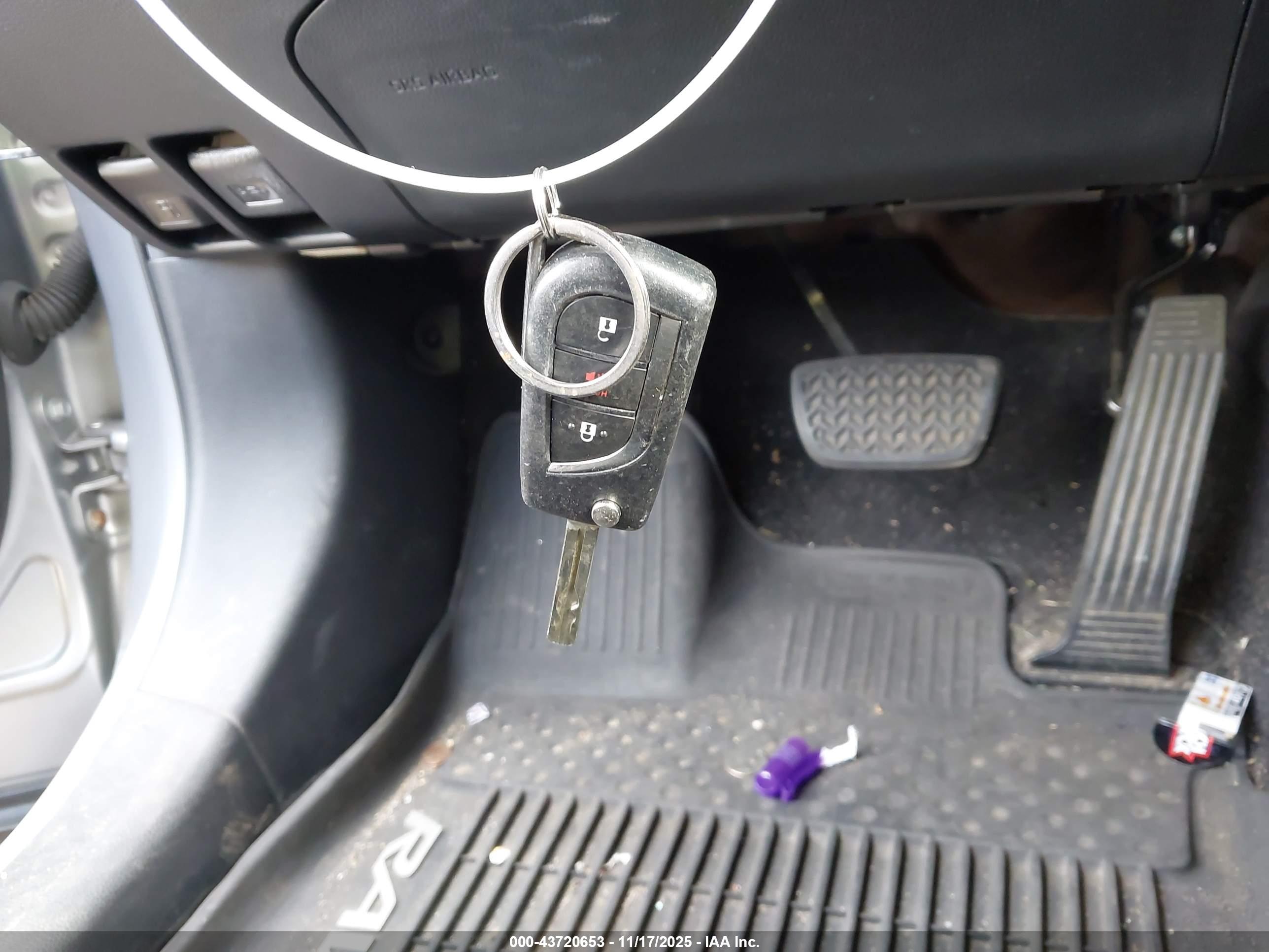 TOYOTA RAV4 image 11