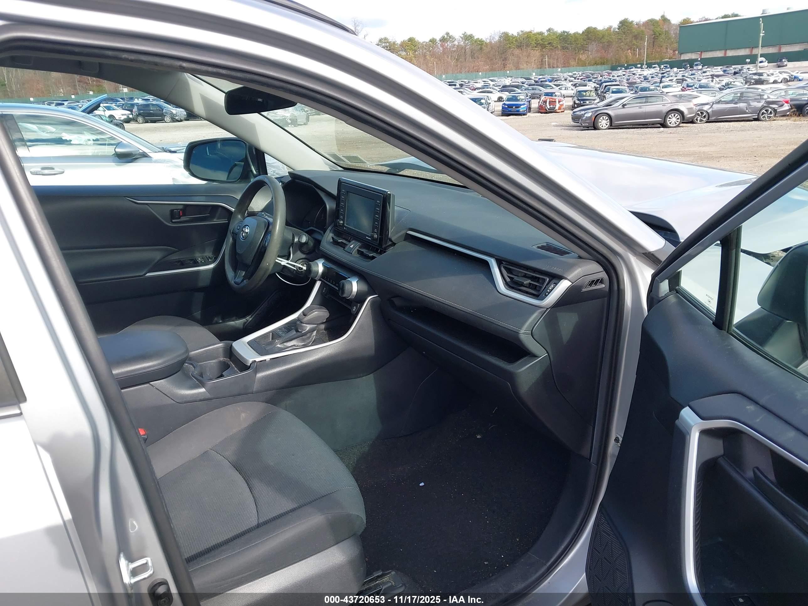 TOYOTA RAV4 image 5