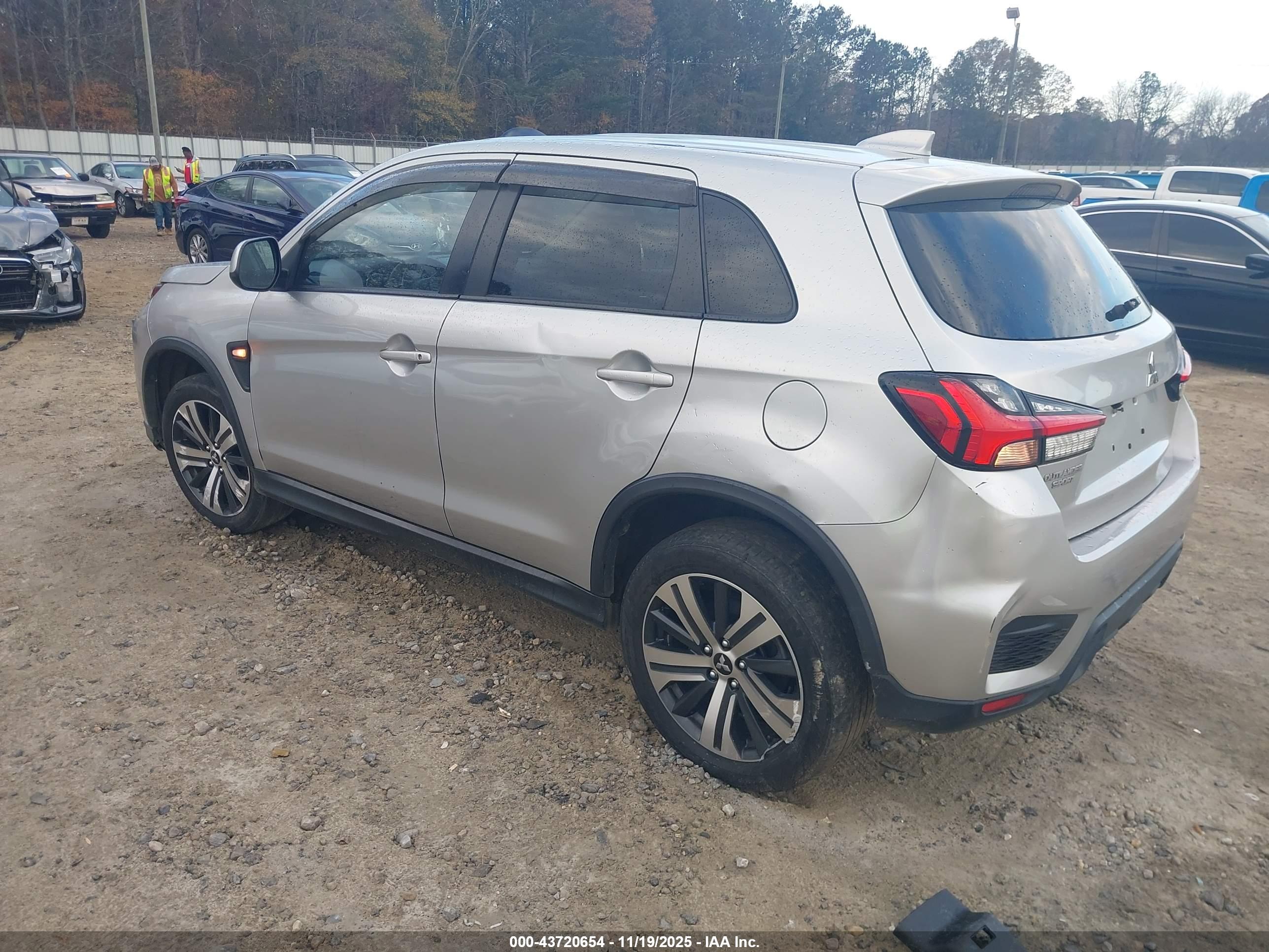 MITSUBISHI OUTLANDER image 3