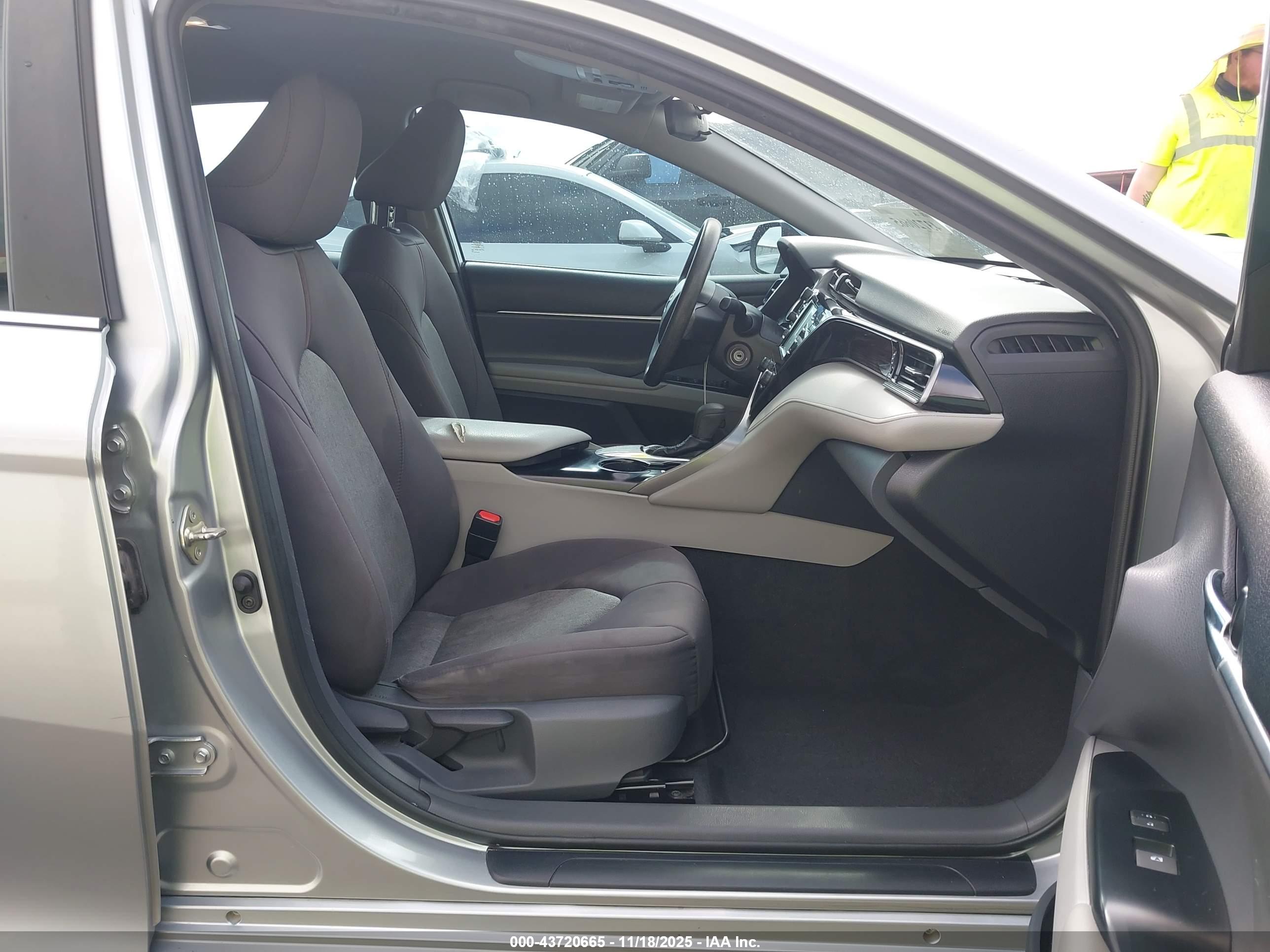 TOYOTA CAMRY image 5