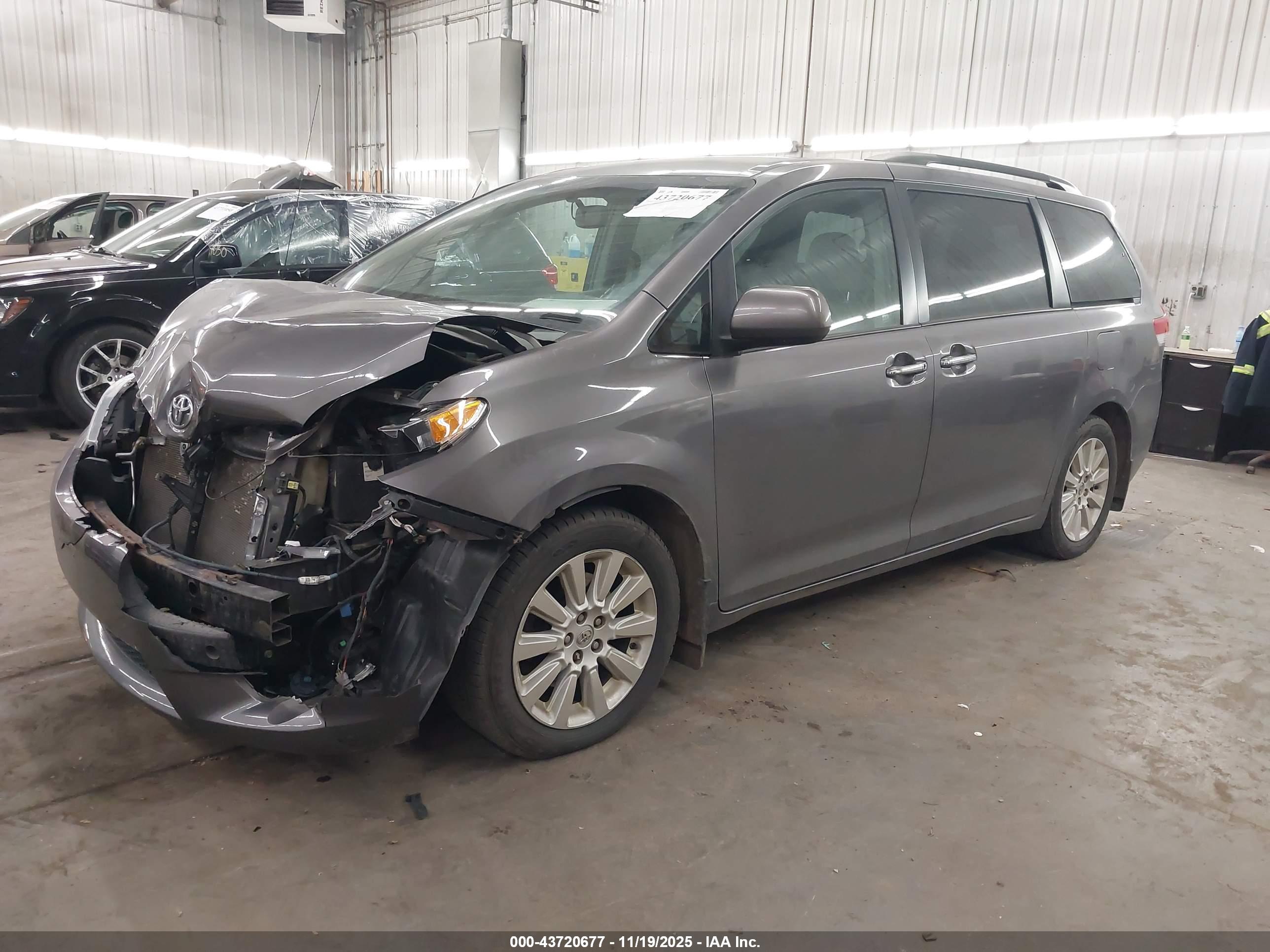 TOYOTA SIENNA image 2