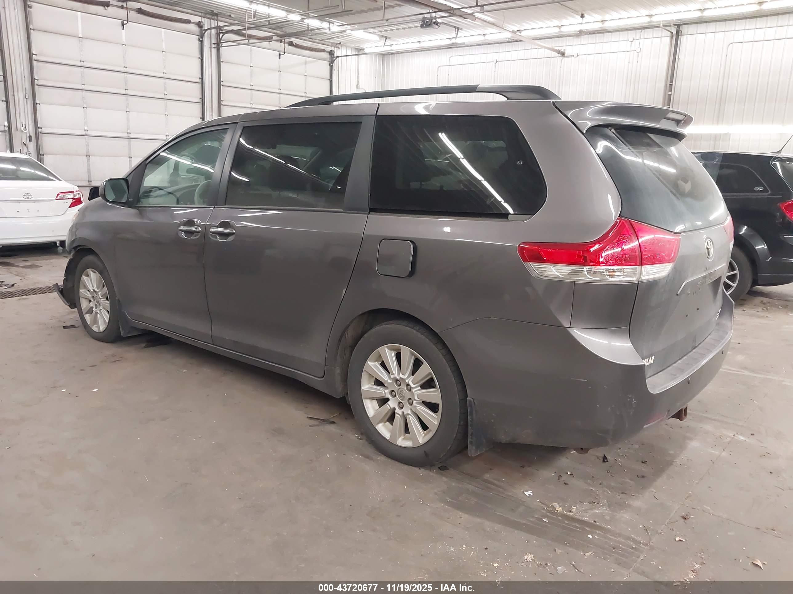 TOYOTA SIENNA image 3