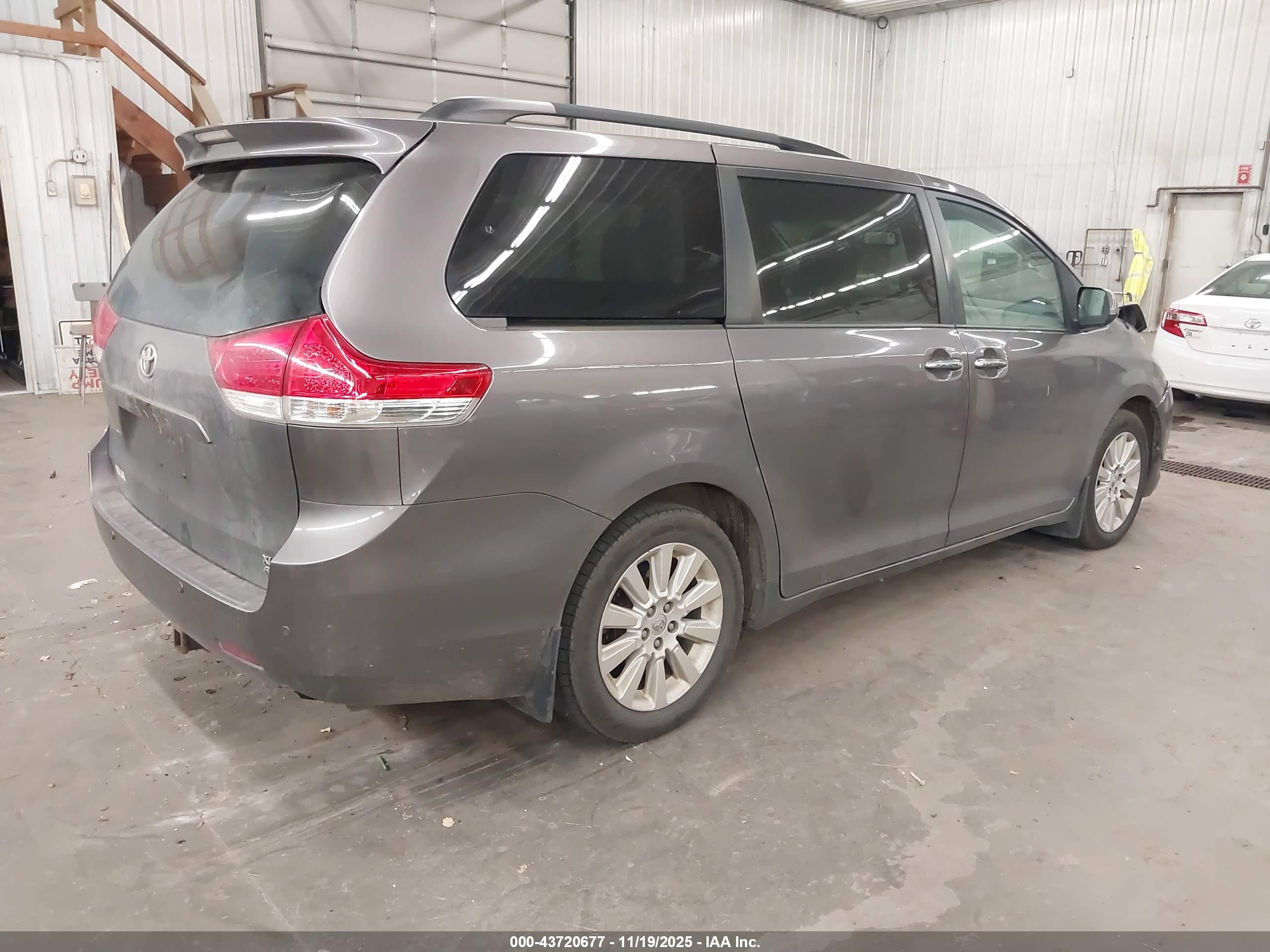 TOYOTA SIENNA image 4