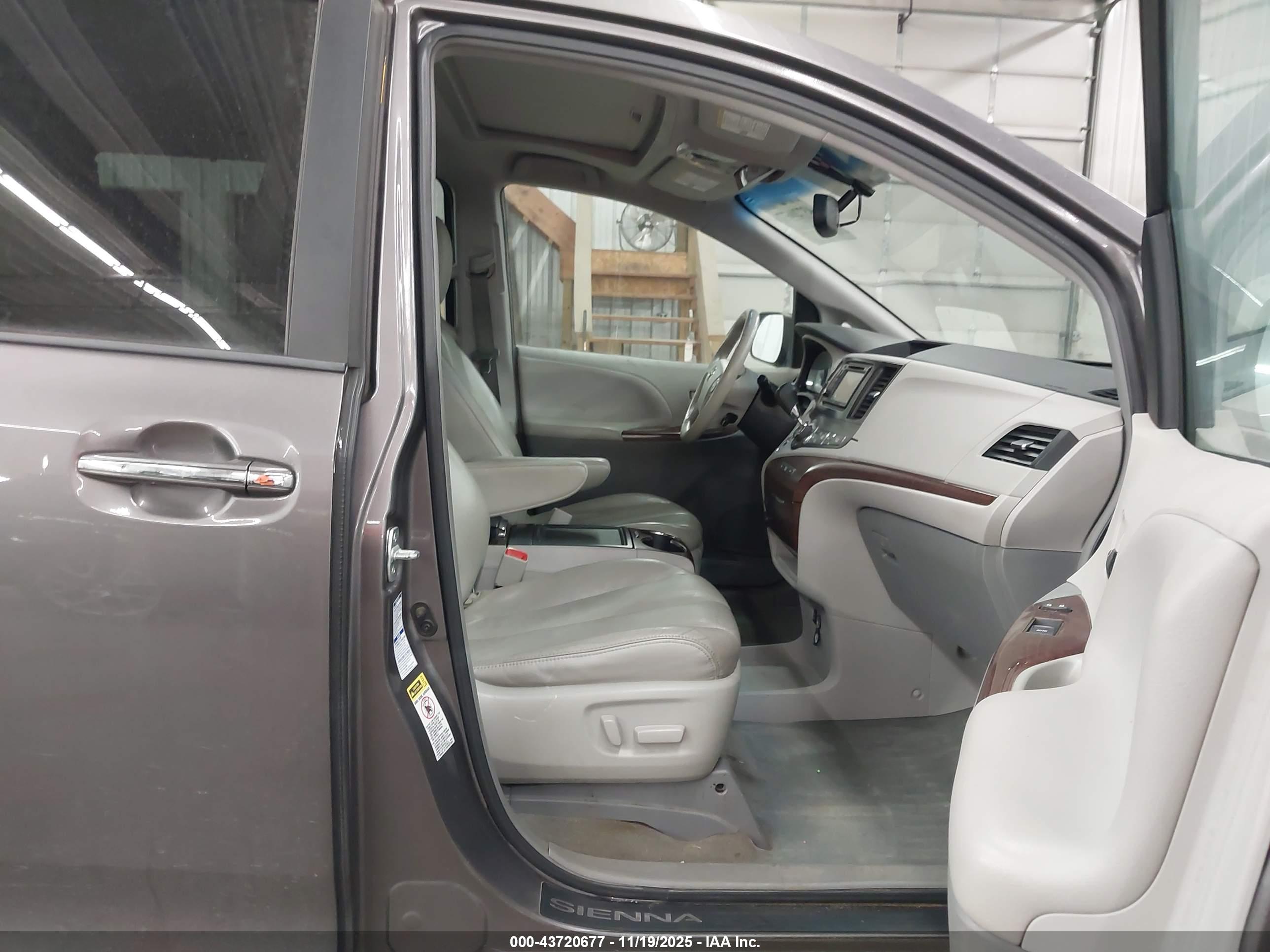 TOYOTA SIENNA image 5