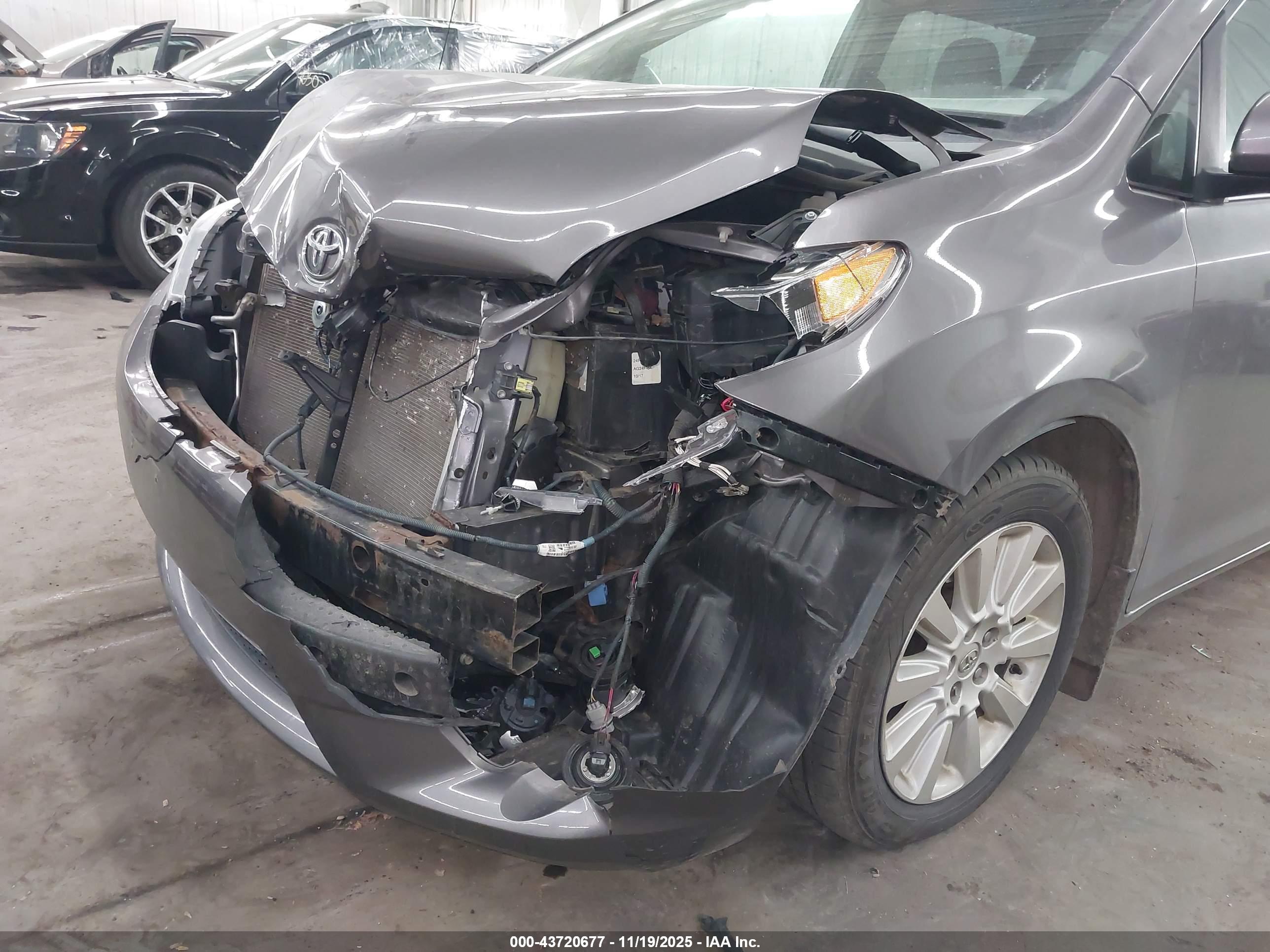 TOYOTA SIENNA image 6