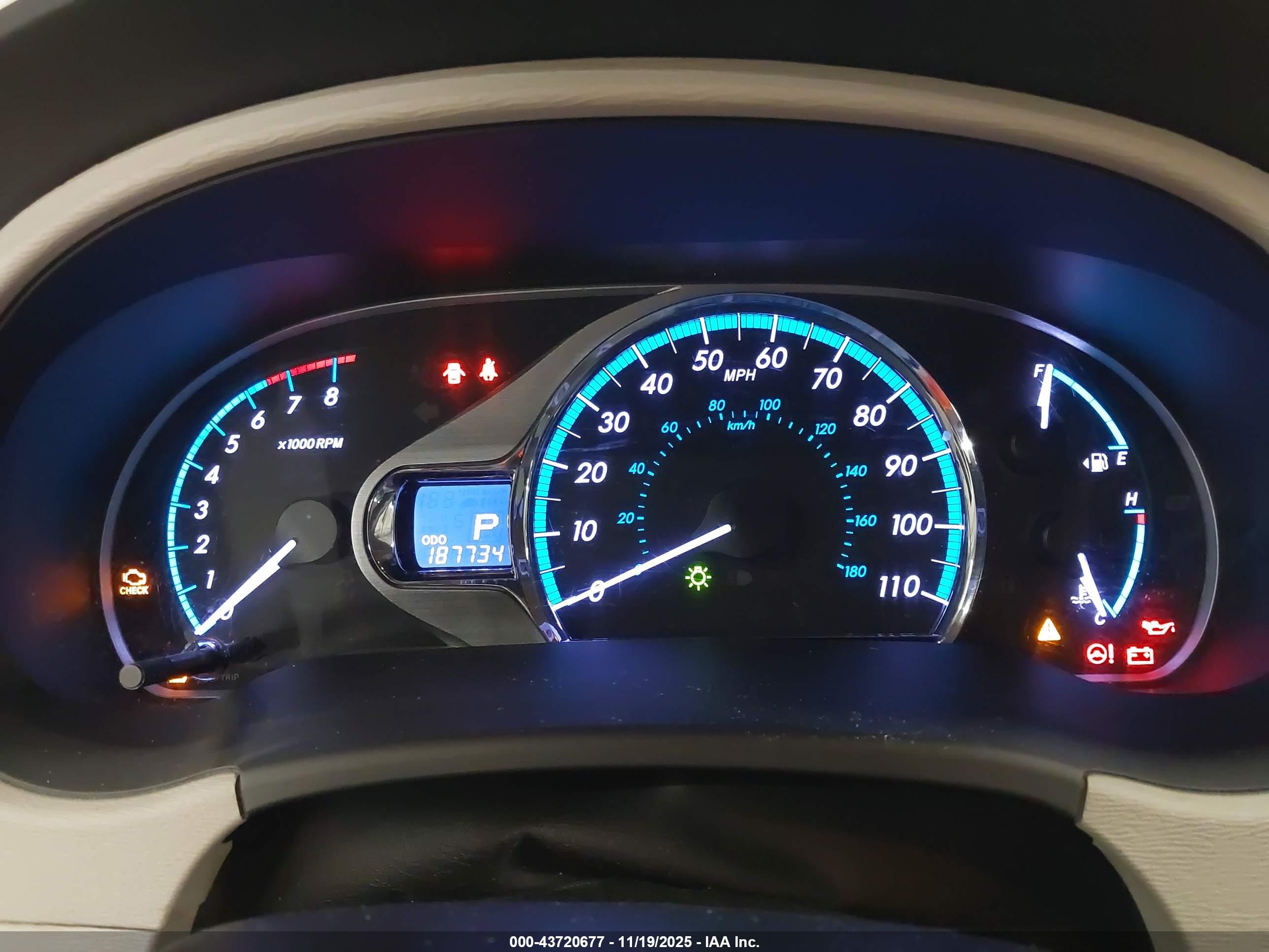 TOYOTA SIENNA image 7