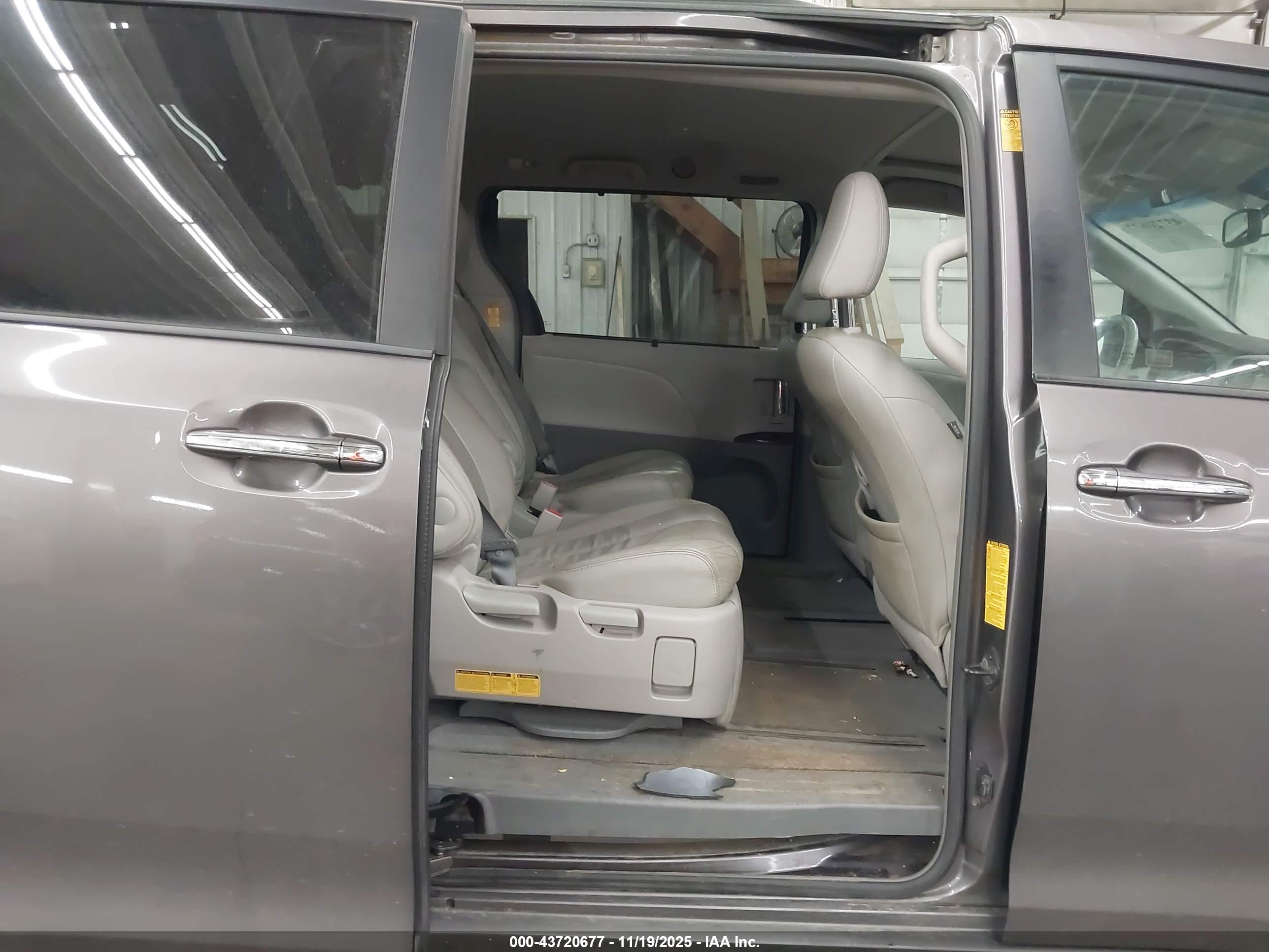TOYOTA SIENNA image 8