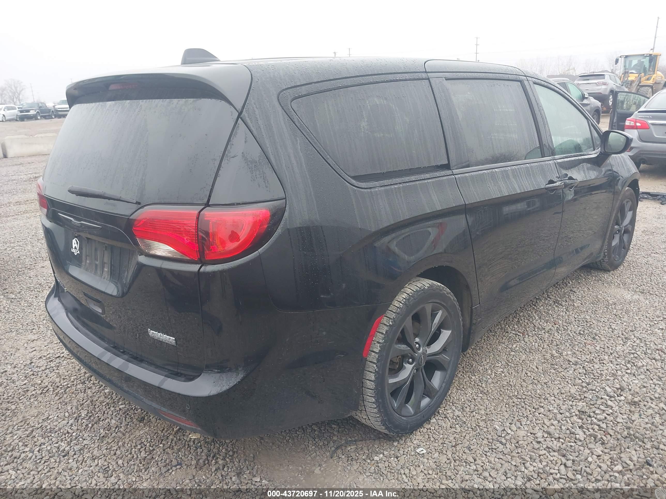 CHRYSLER PACIFICA image 4