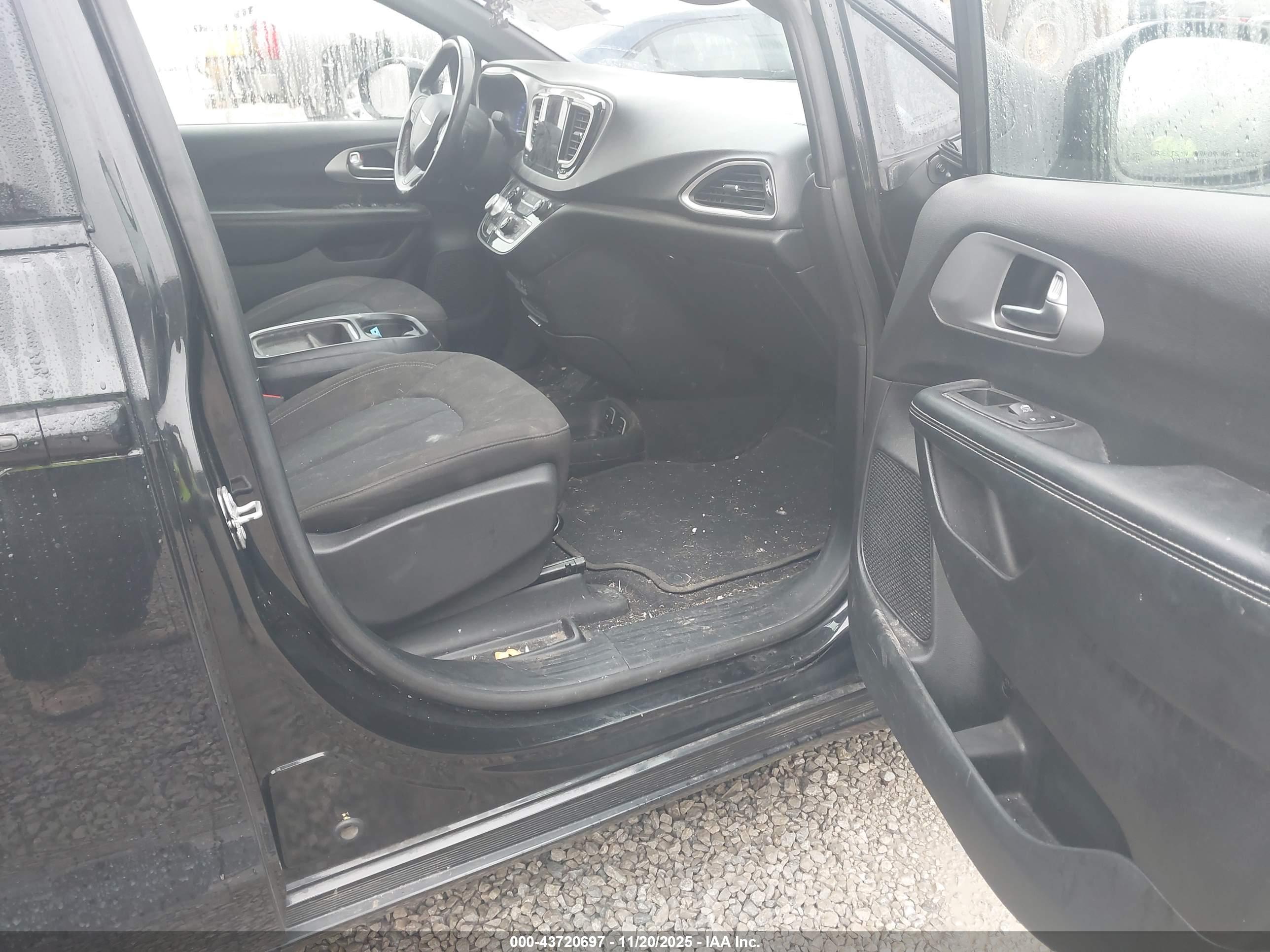 CHRYSLER PACIFICA image 5