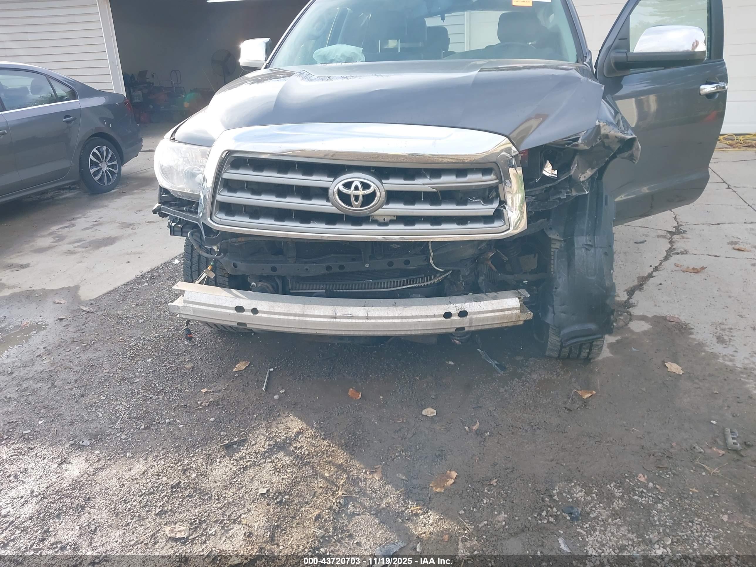 TOYOTA SEQUOIA image 6