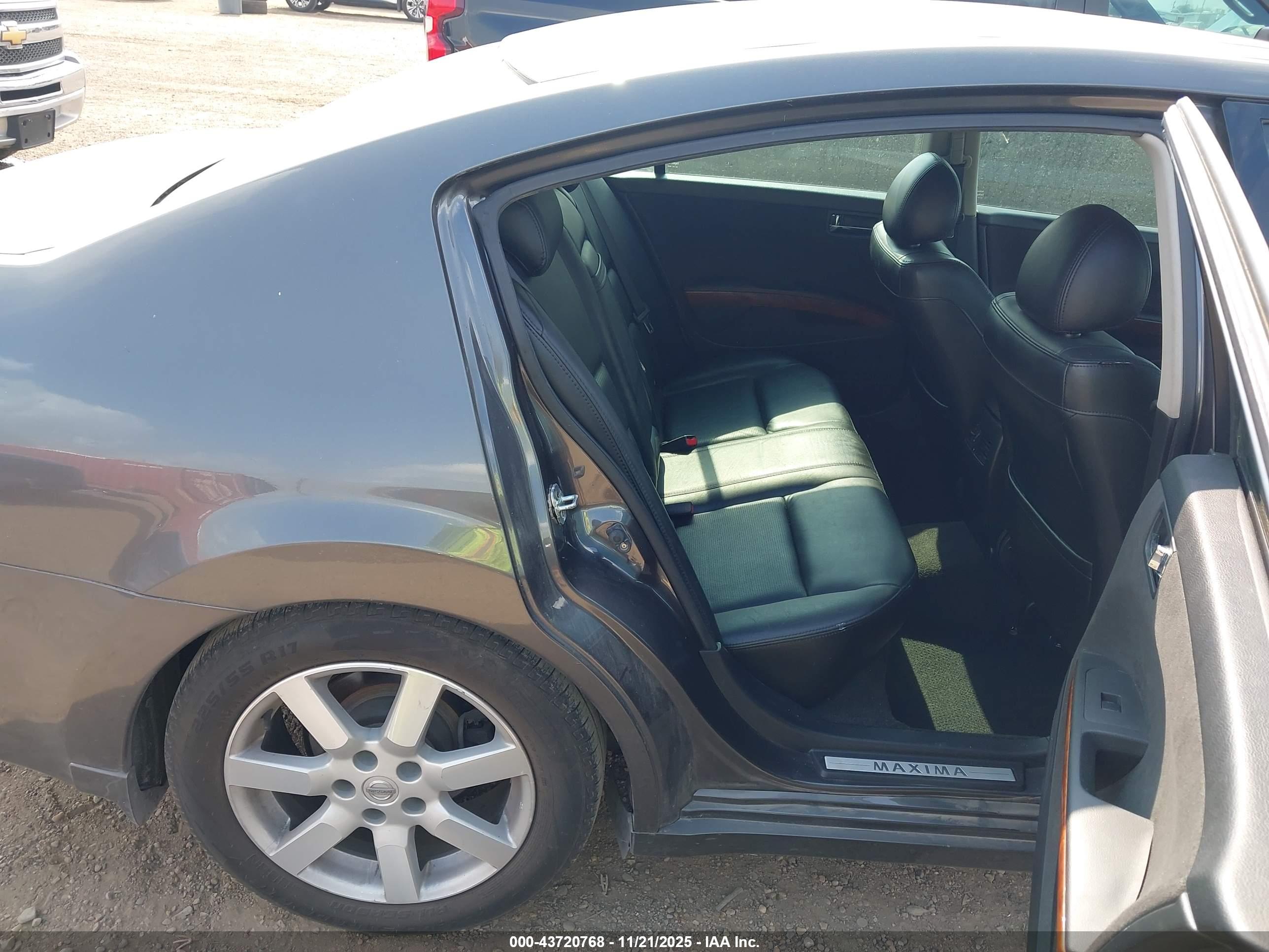 NISSAN MAXIMA image 8