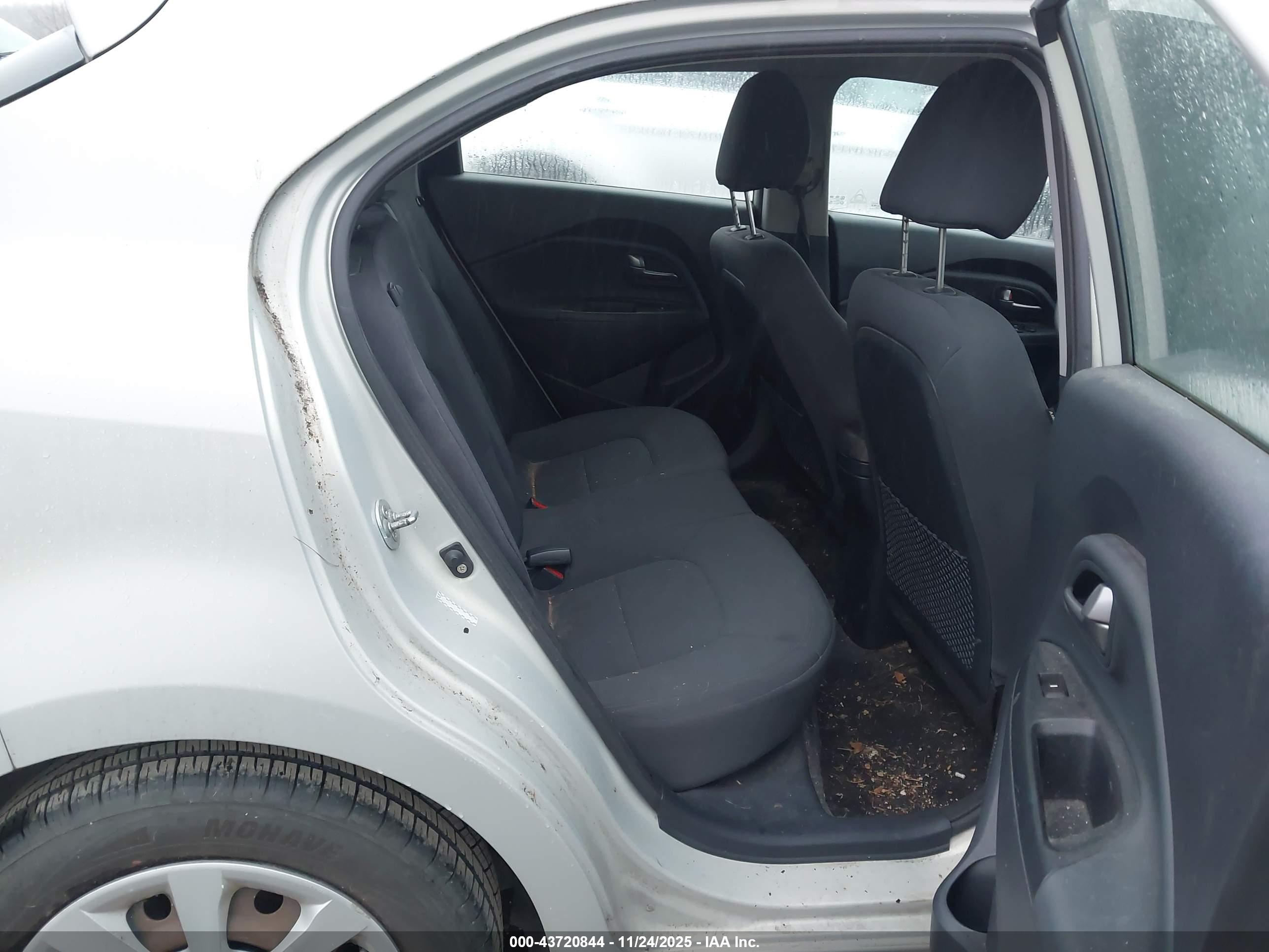 KIA RIO image 8