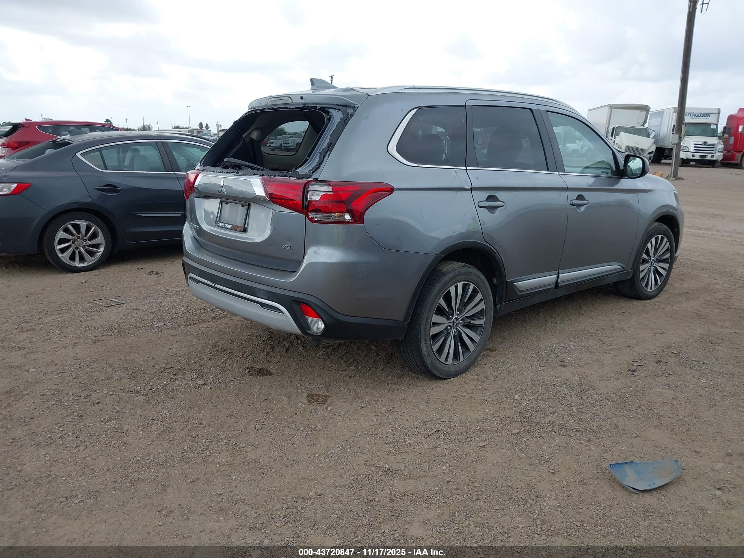 MITSUBISHI OUTLANDER image 4