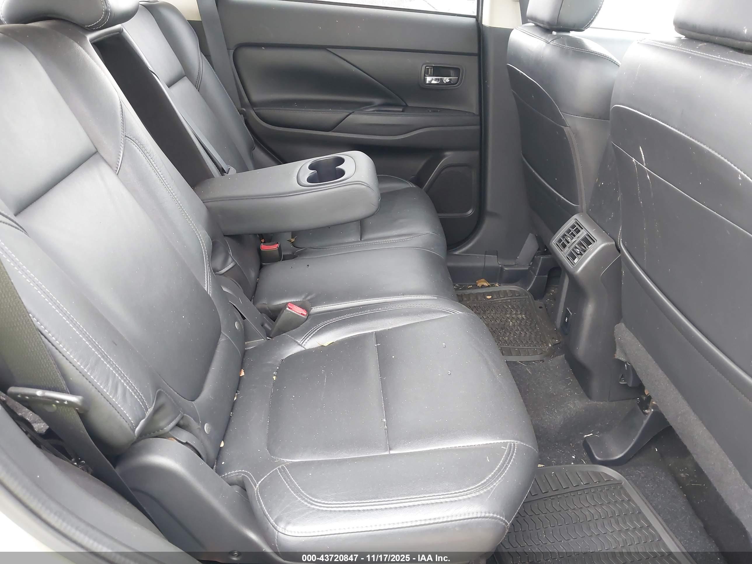 MITSUBISHI OUTLANDER image 8