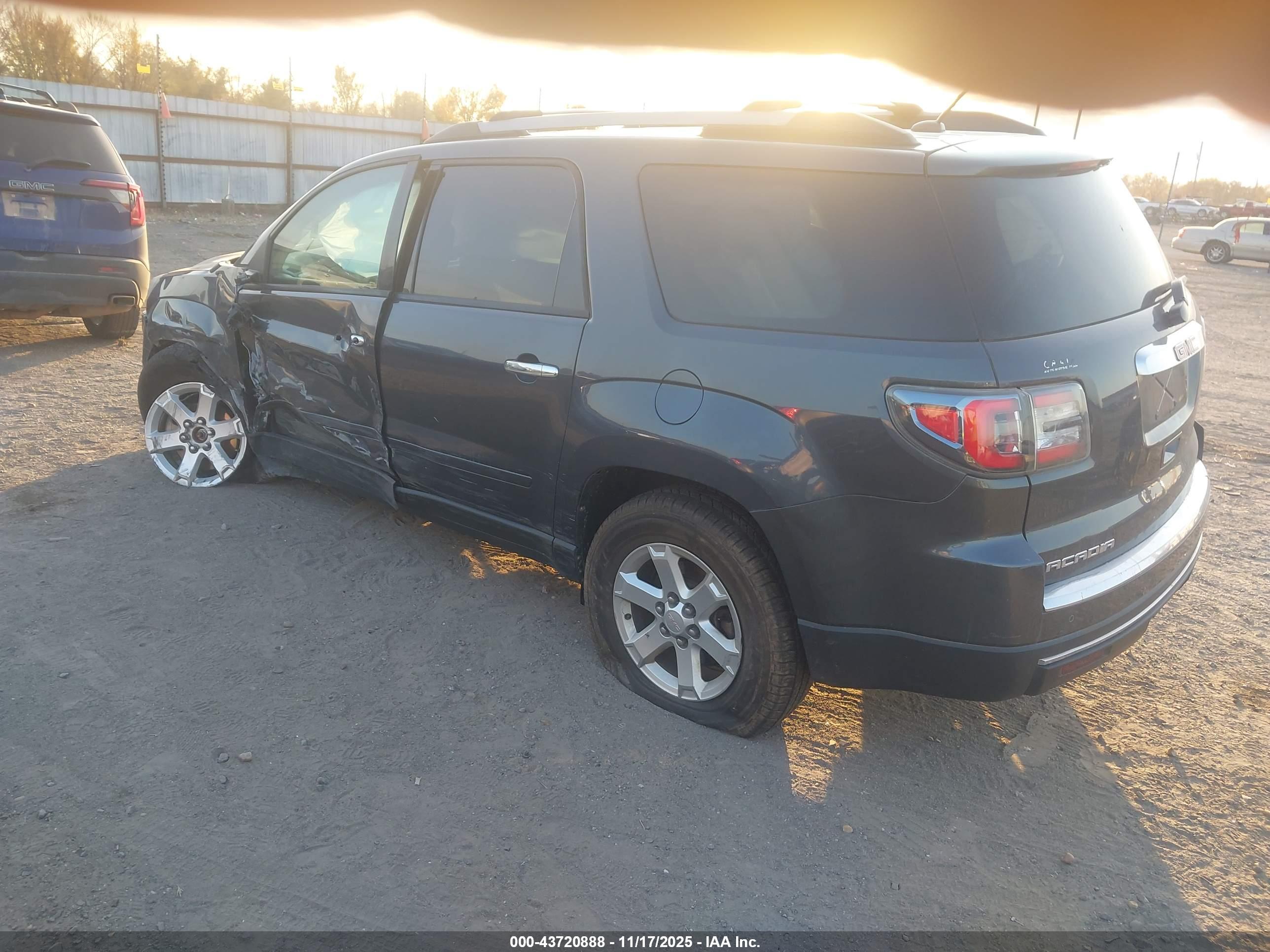 GMC ACADIA image 3