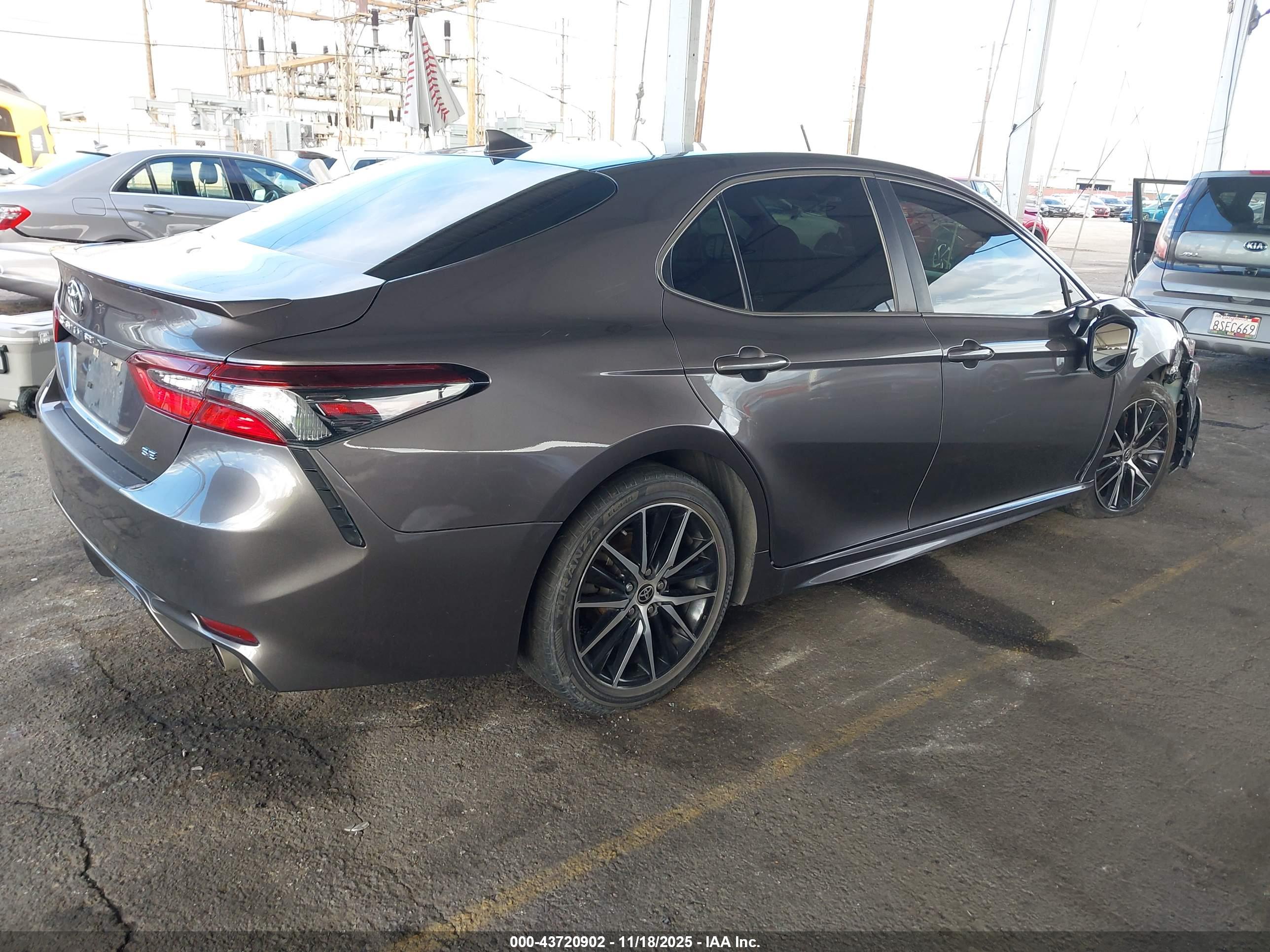 TOYOTA CAMRY image 4