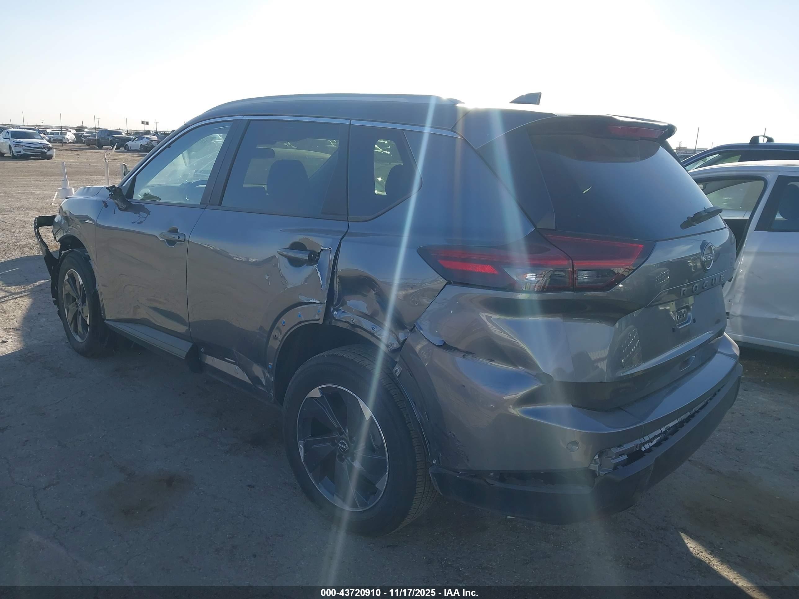 NISSAN ROGUE image 3