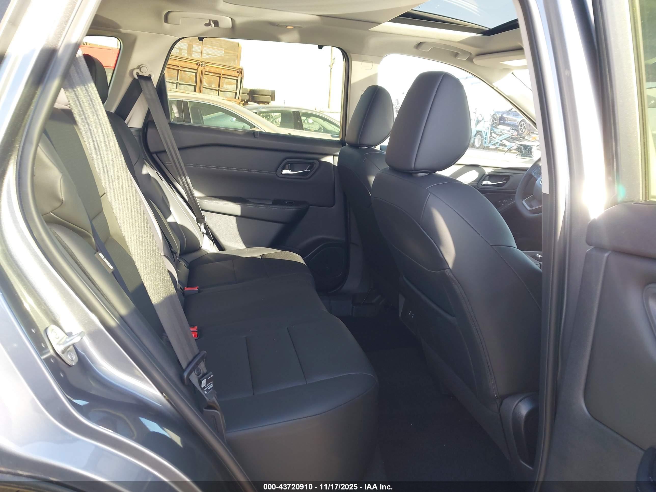 NISSAN ROGUE image 8