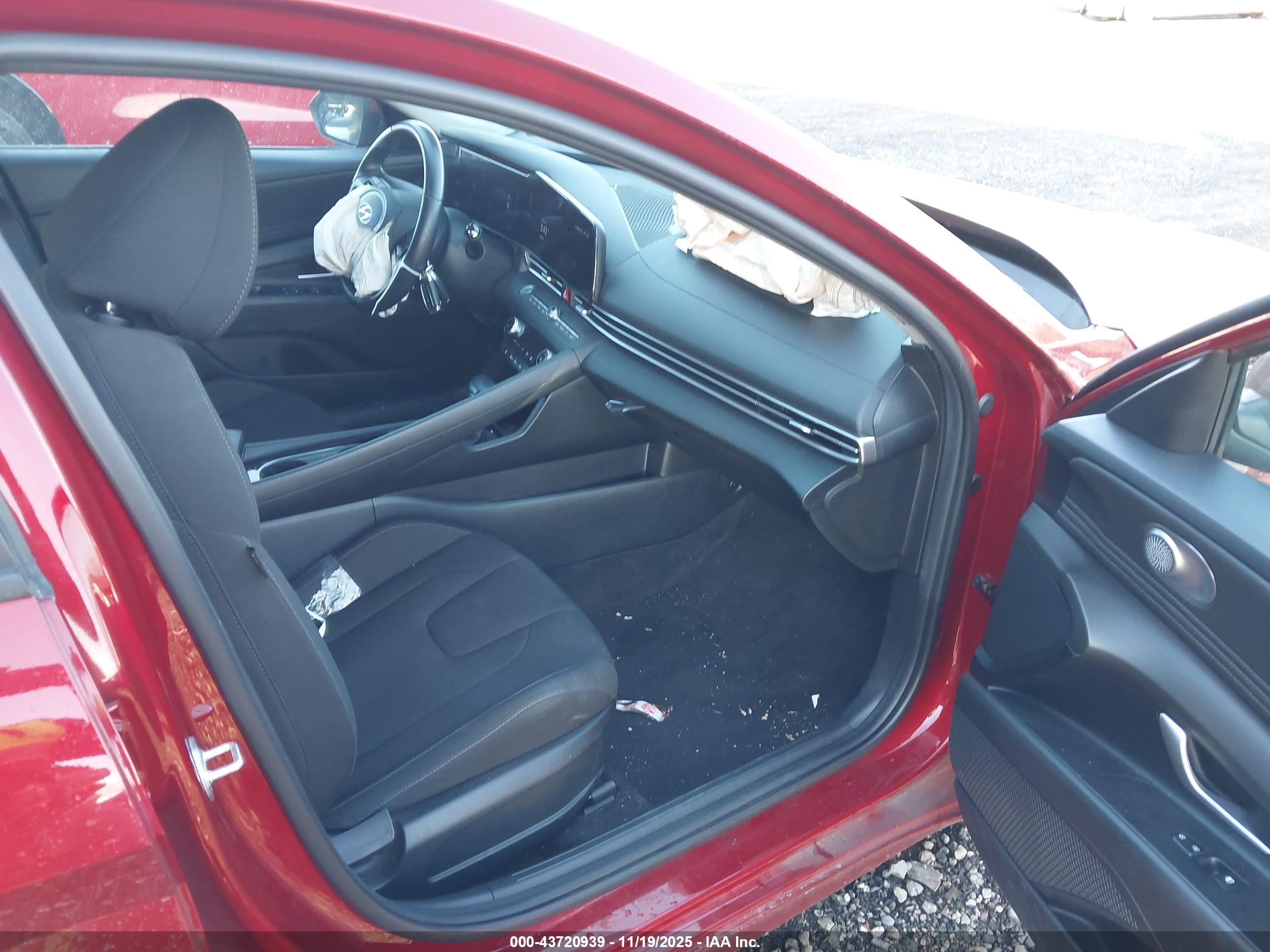 HYUNDAI ELANTRA image 5