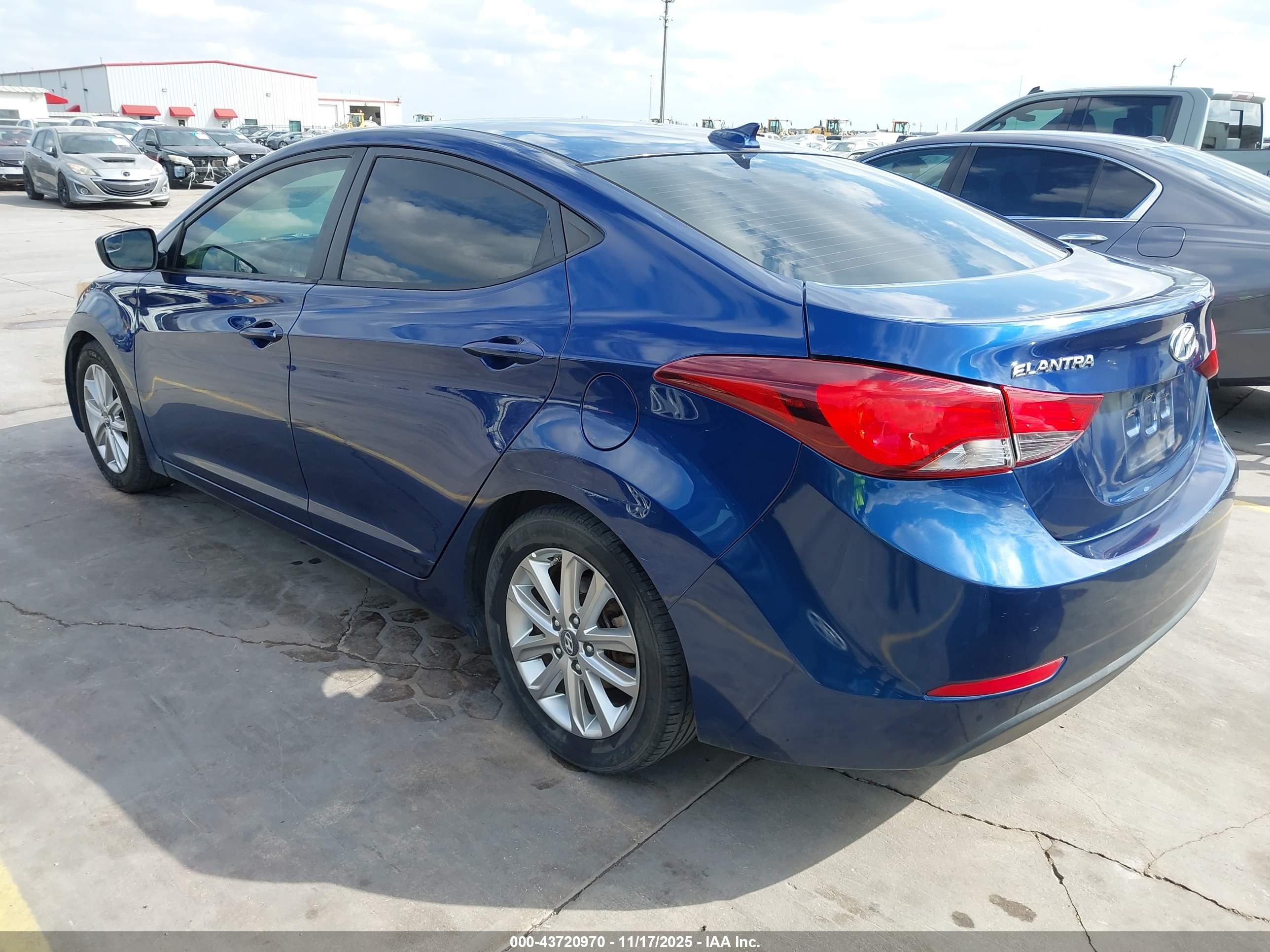 HYUNDAI ELANTRA image 3