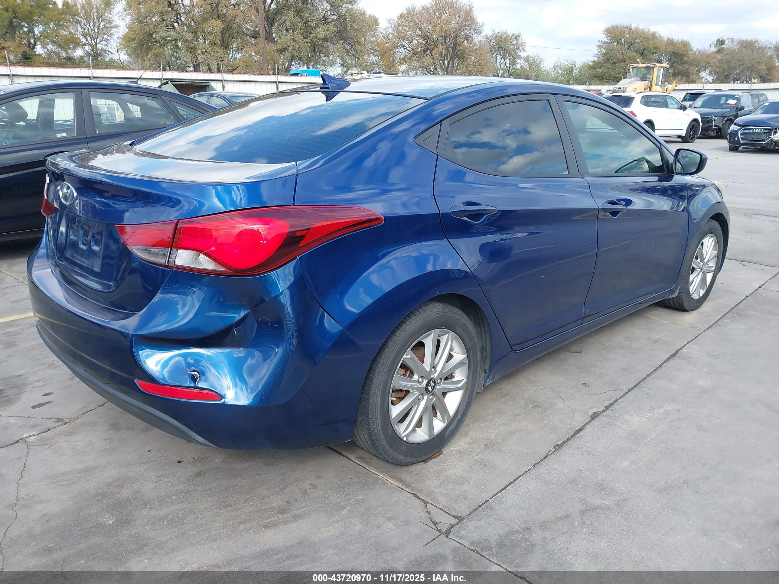 HYUNDAI ELANTRA image 4