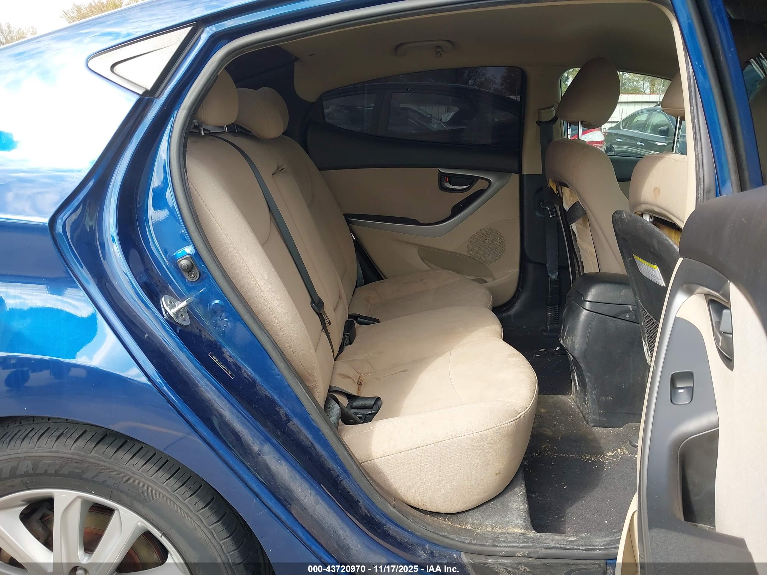 HYUNDAI ELANTRA image 8
