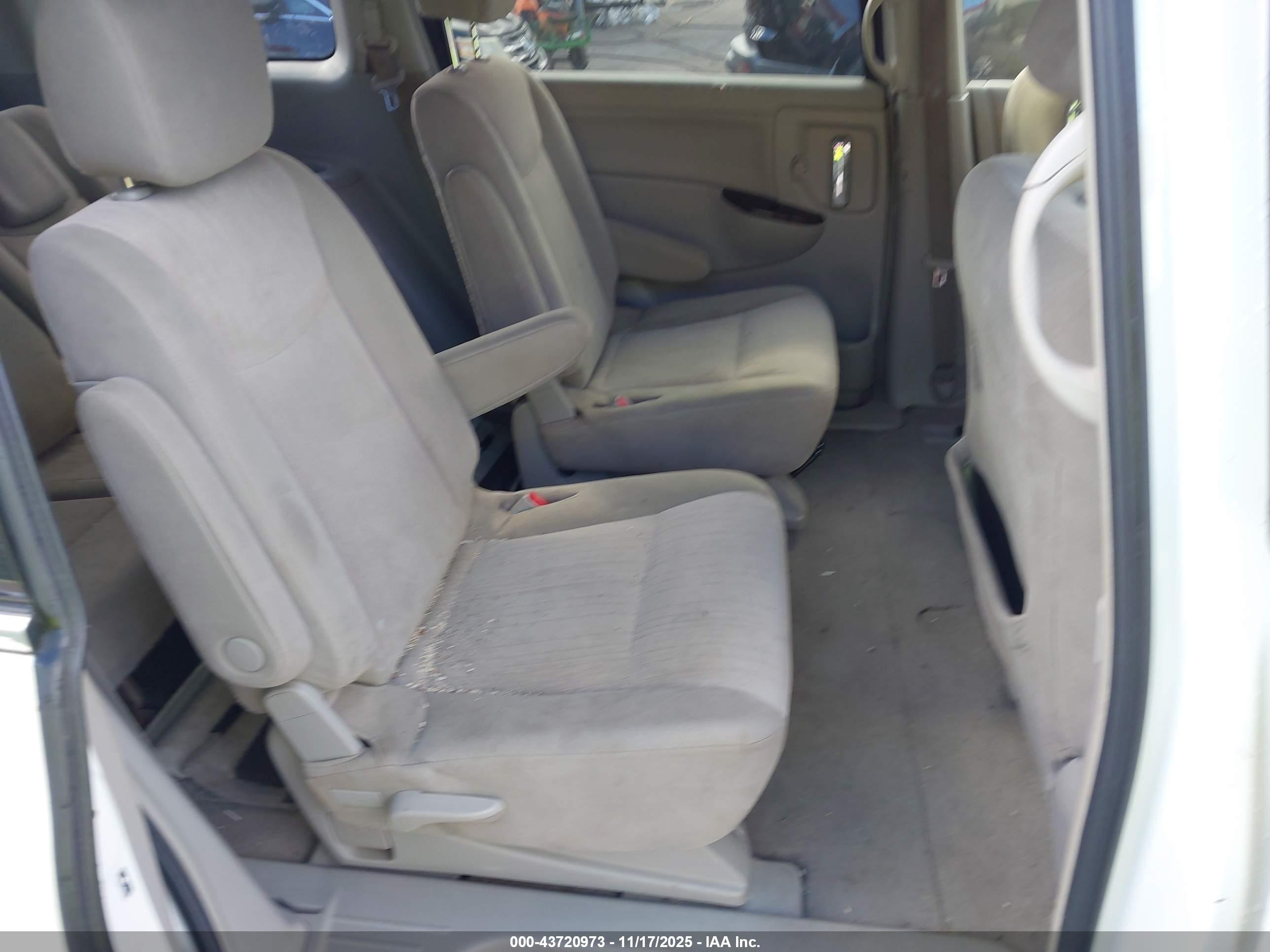 NISSAN QUEST image 8