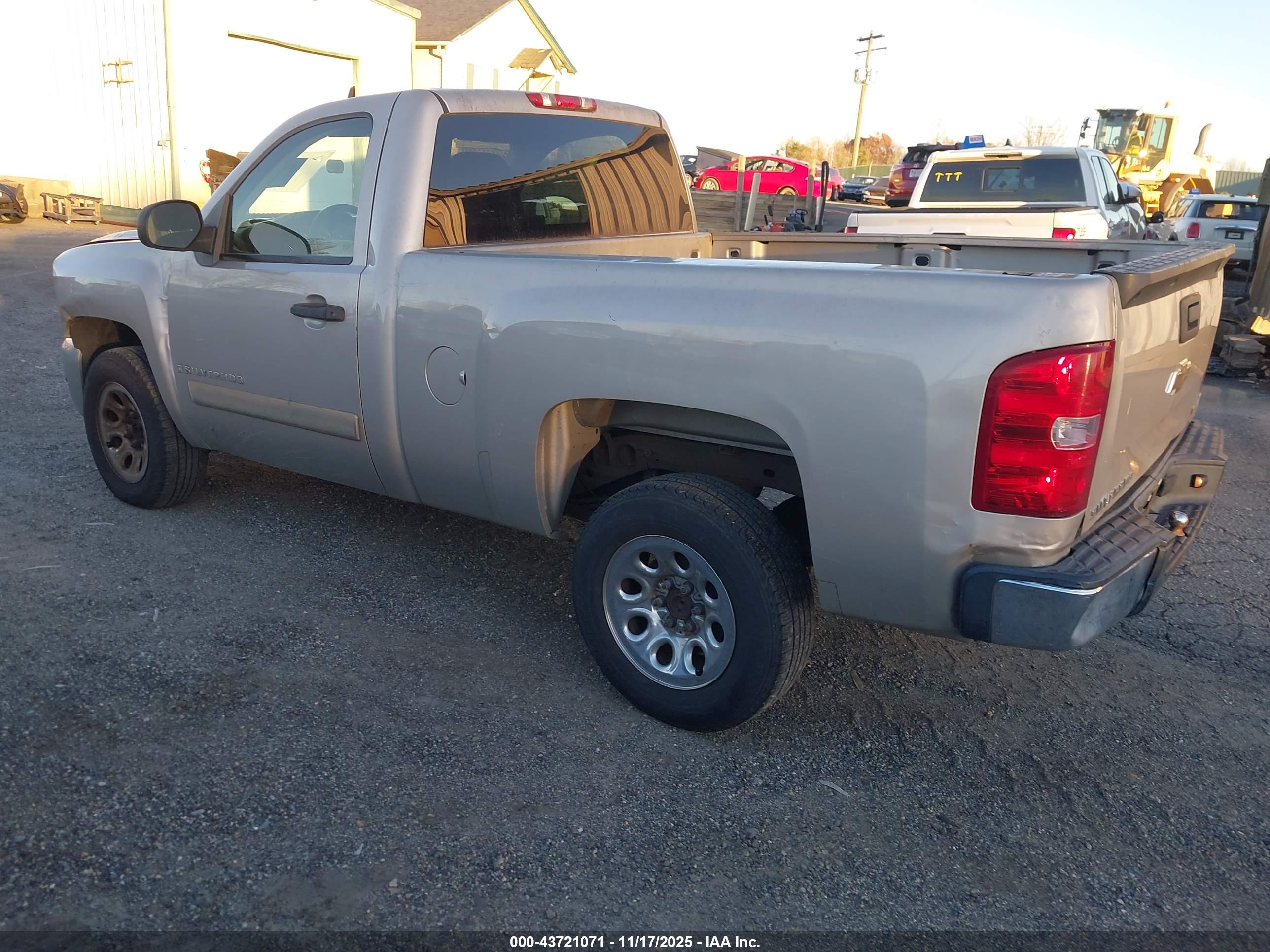 CHEVROLET SILVERADO image 3