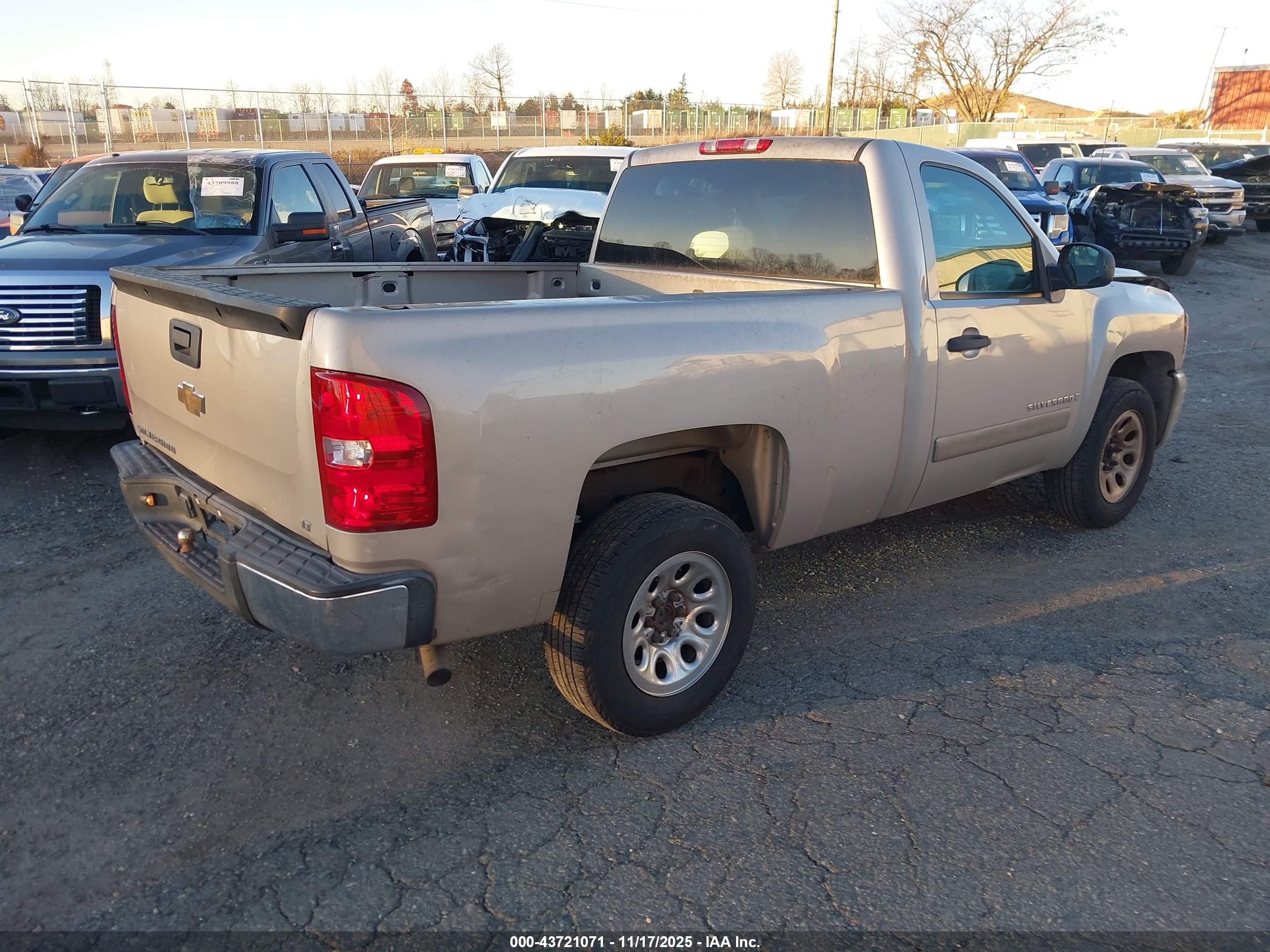 CHEVROLET SILVERADO image 4