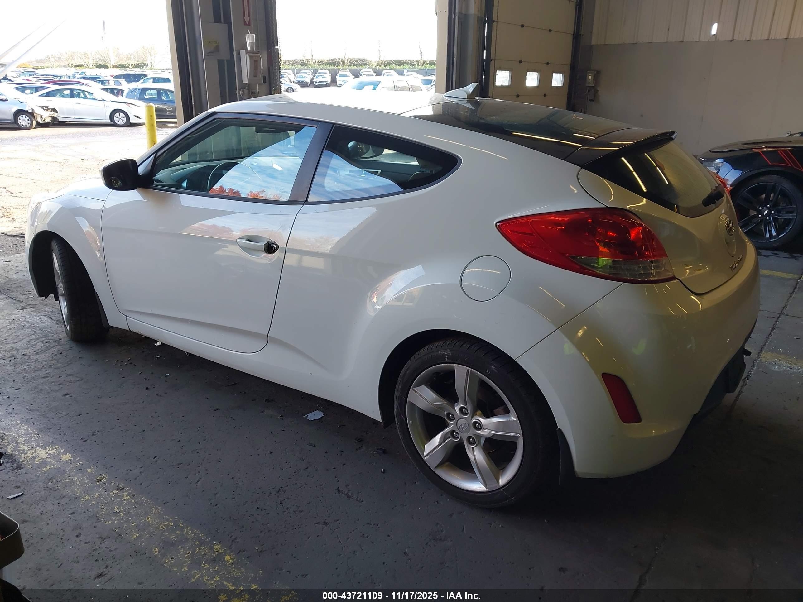 HYUNDAI VELOSTER image 3