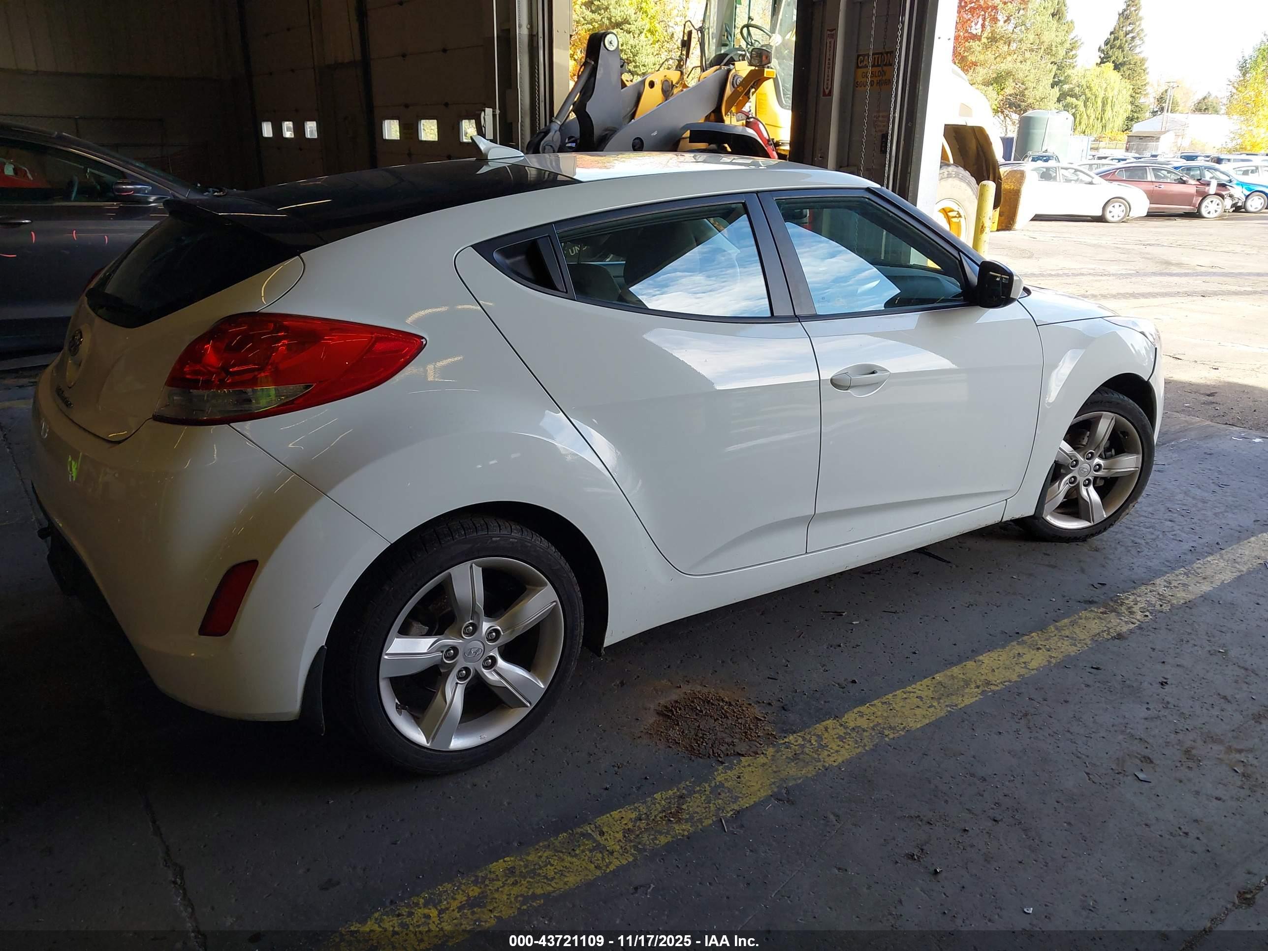 HYUNDAI VELOSTER image 4