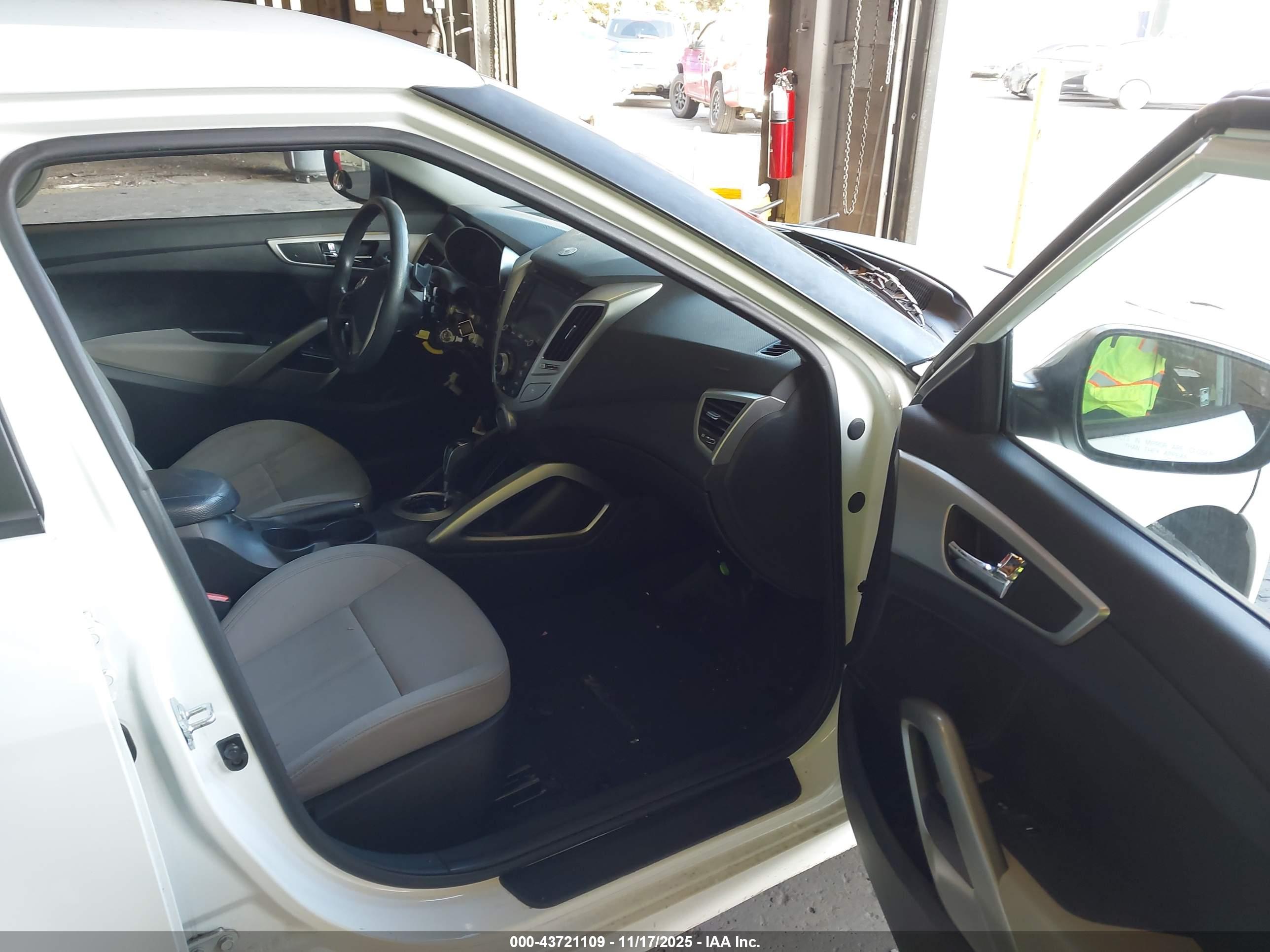 HYUNDAI VELOSTER image 5