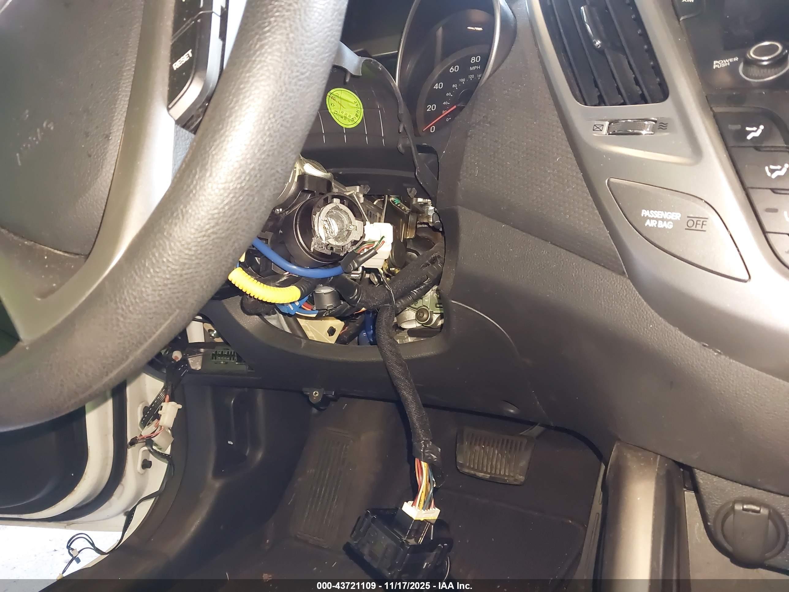 HYUNDAI VELOSTER image 6